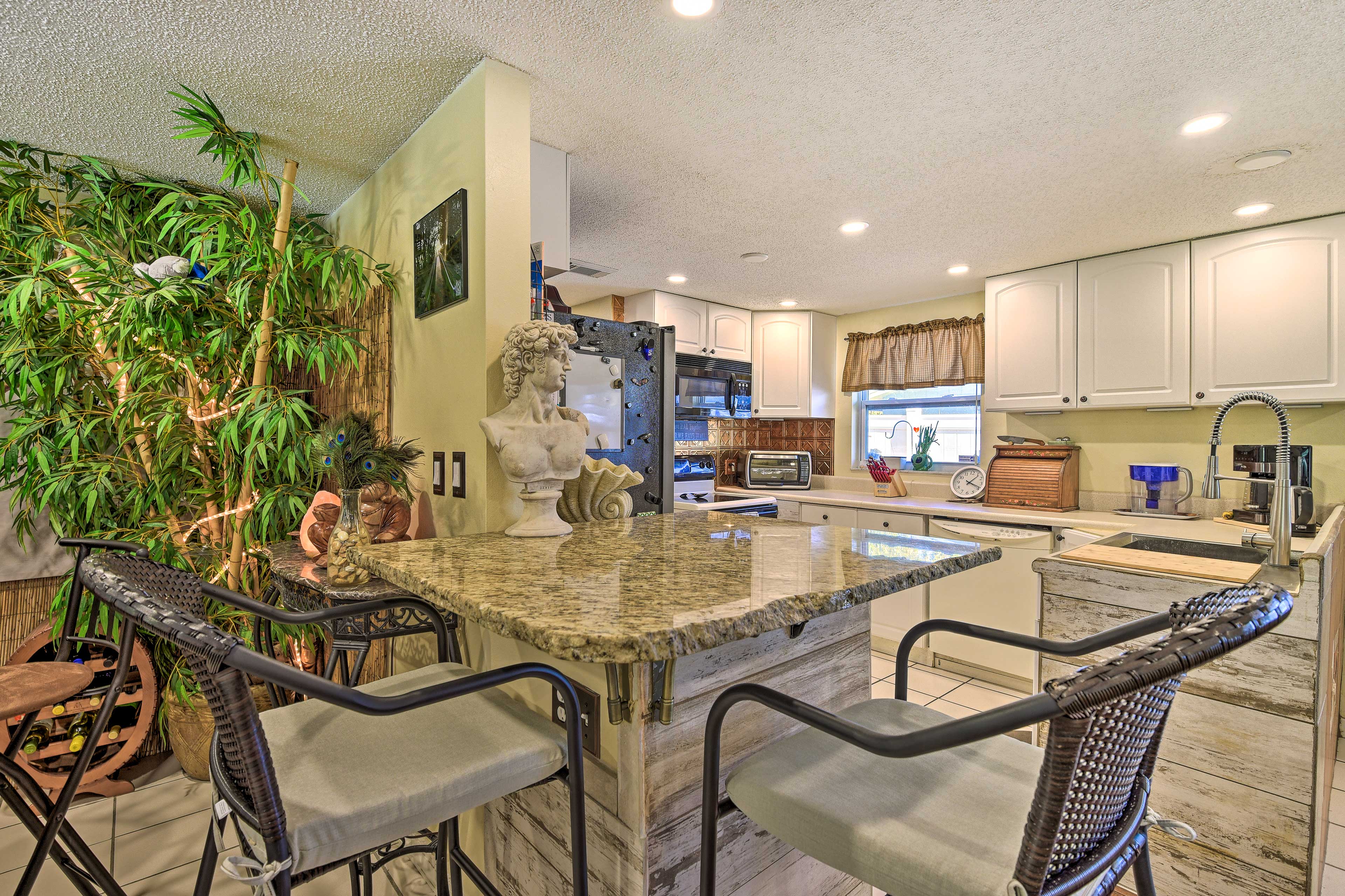 Dining Area | Dishware & Flatware Provided