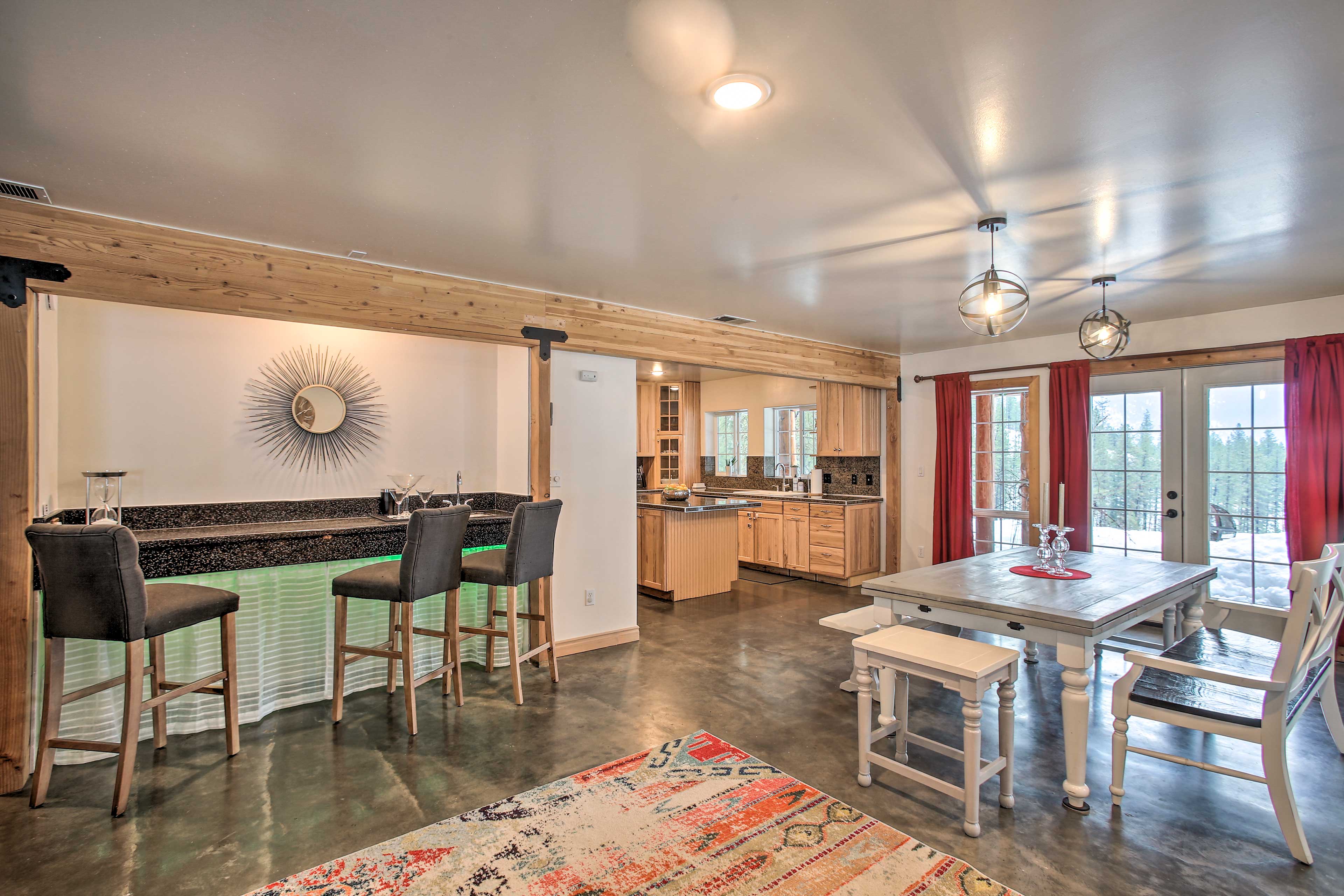 Dining Area | Wet Bar