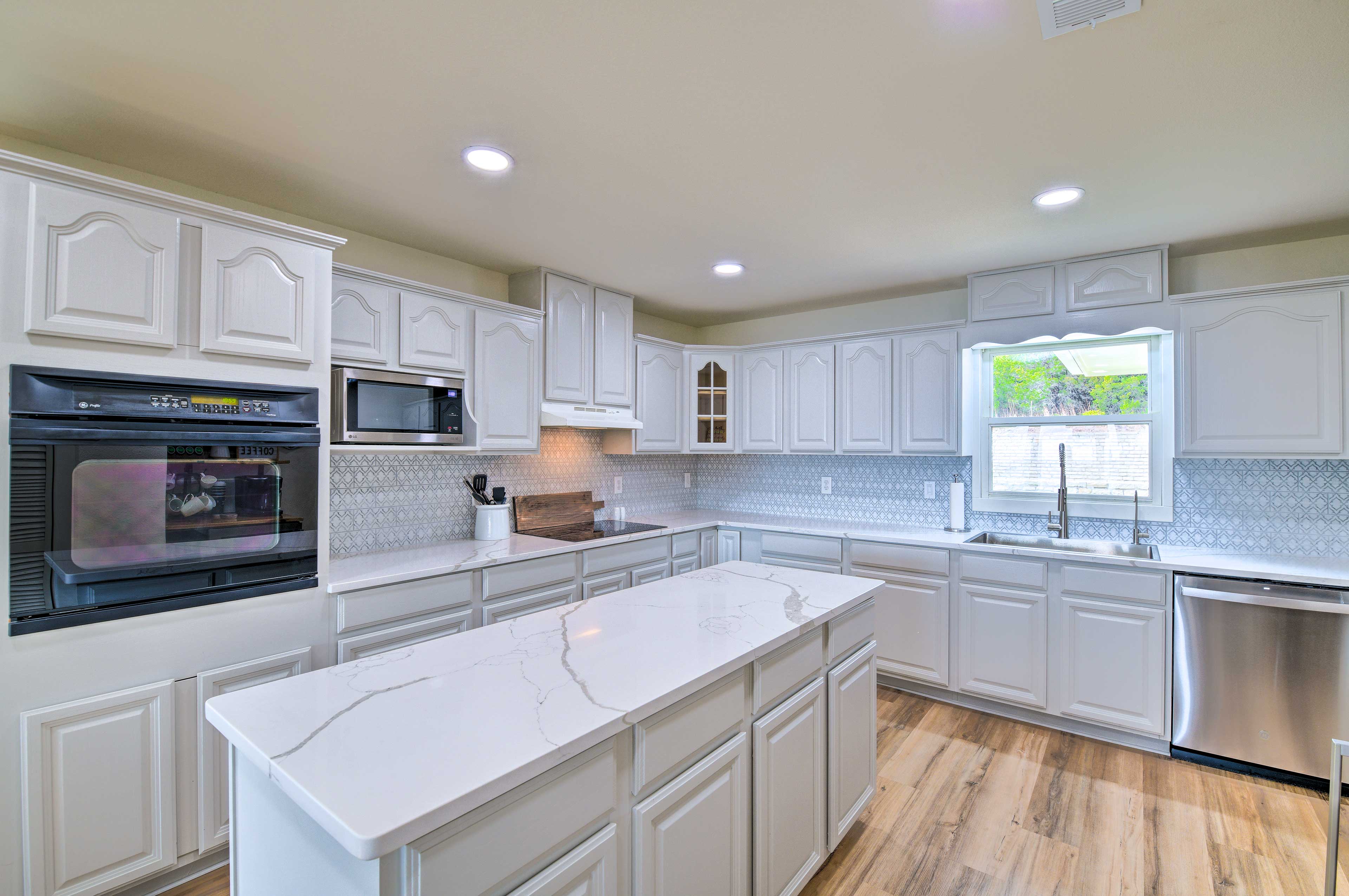 Kitchen | Fully Equipped w/ Cooking Basics