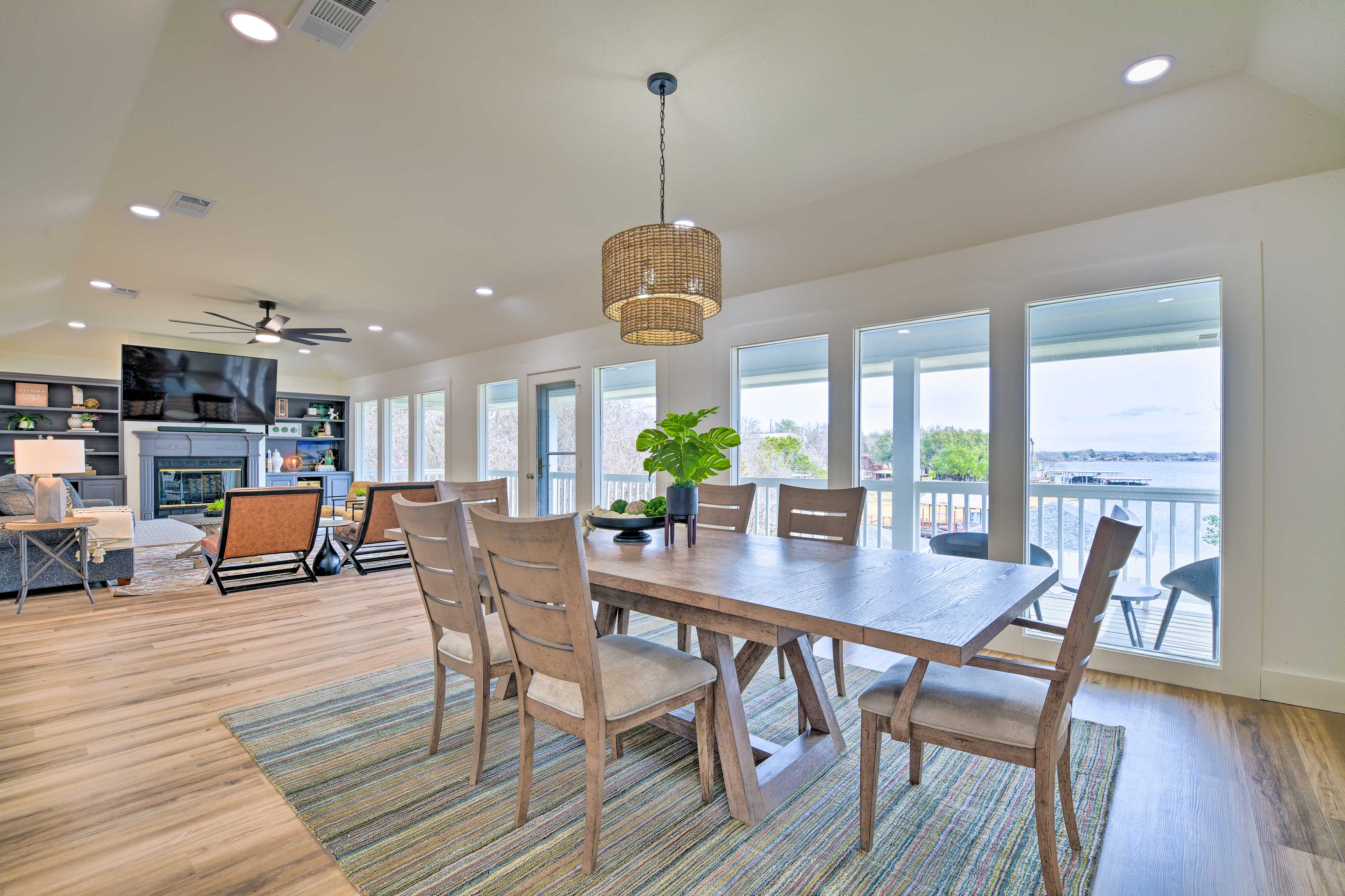 Dining Area | Dishware & Flatware Provided