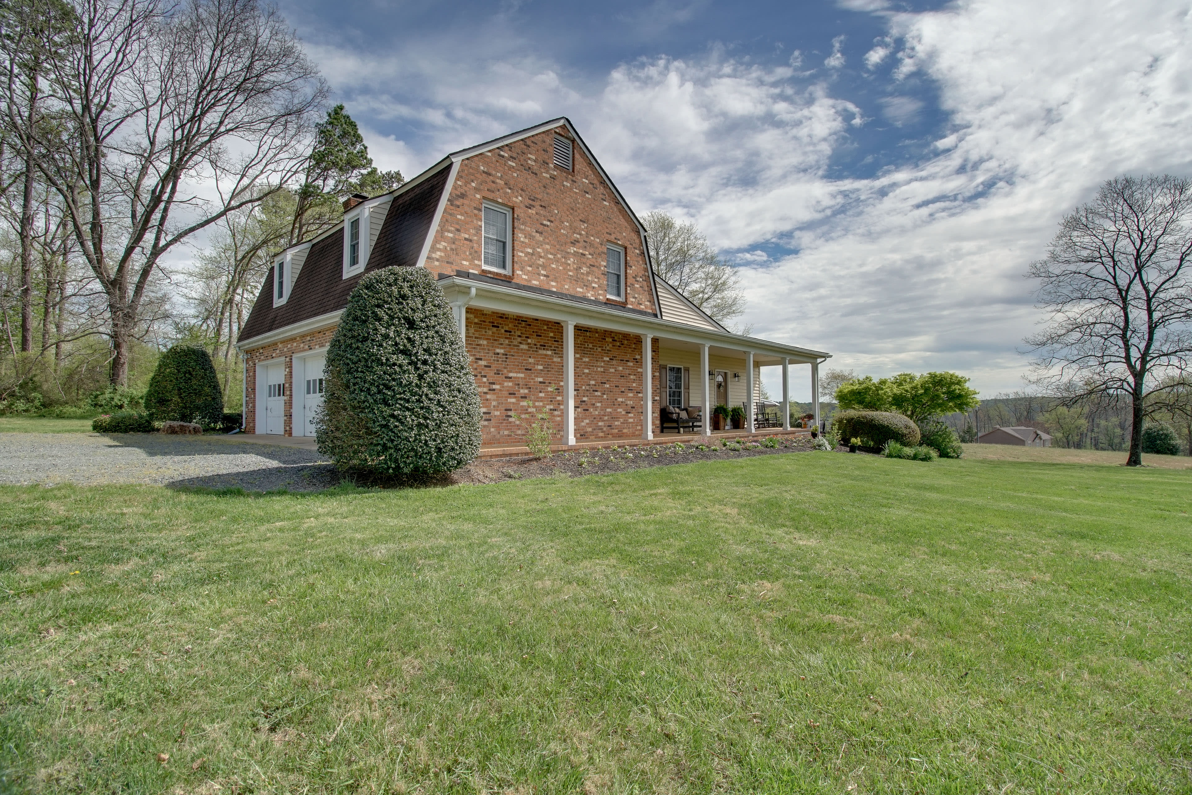 Parking | Driveway (4 Vehicles) | Garage (3 Vehicles) | RV/Trailer Parking