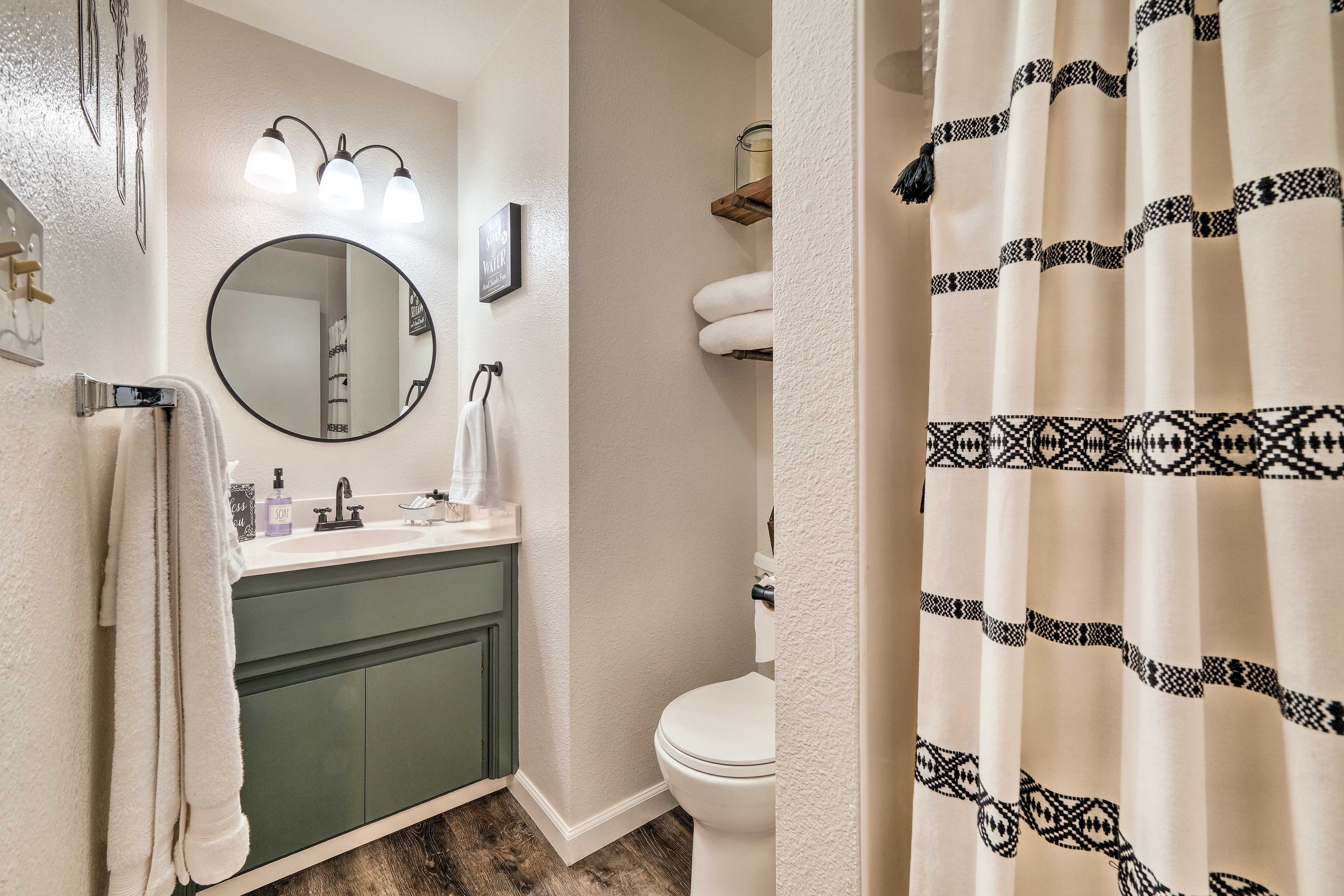 Full Bathroom | Walk-In Shower | Hair Dryer | Towels