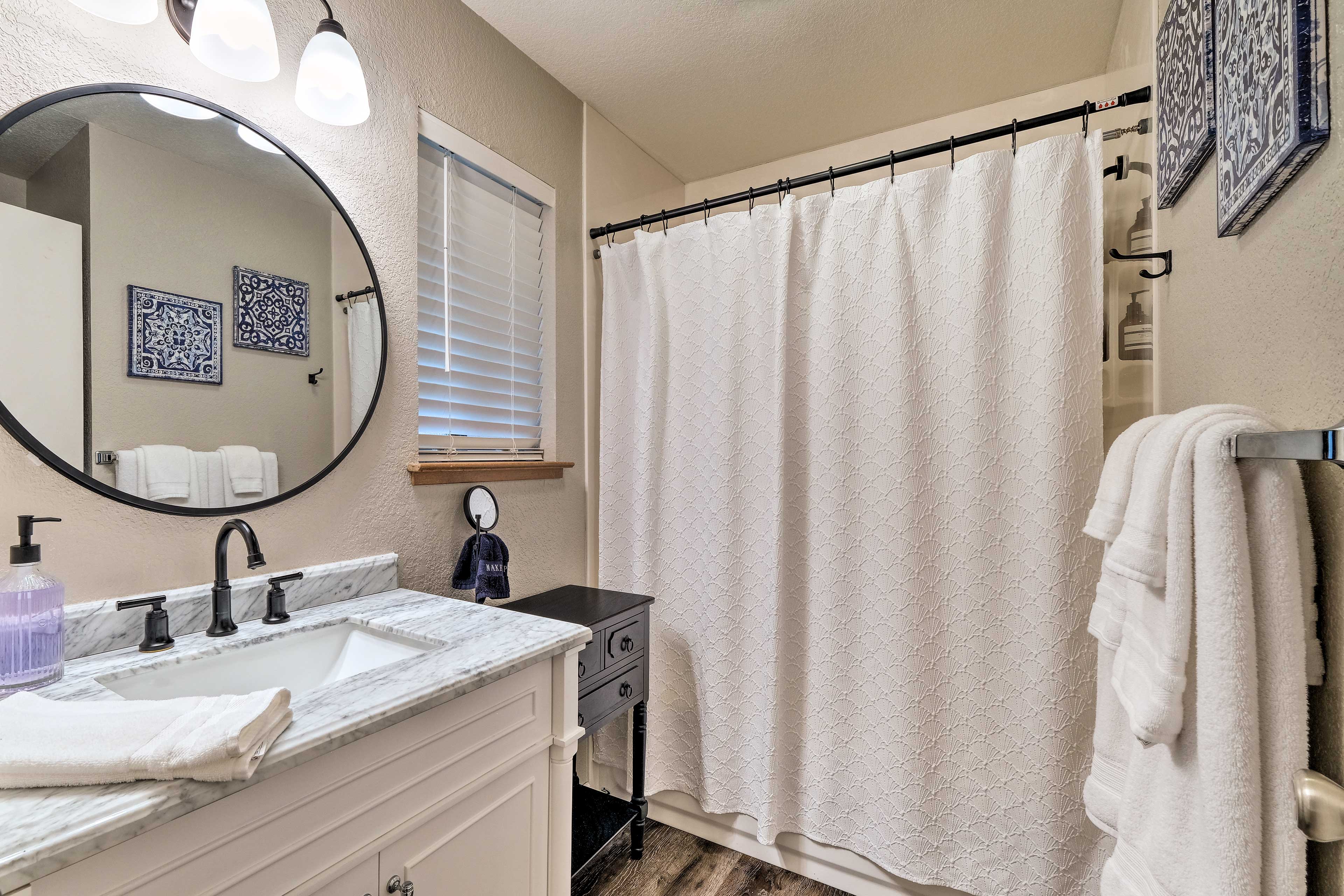 En-Suite Bathroom | Shower/Tub Combo | Hair Dryer | Towels