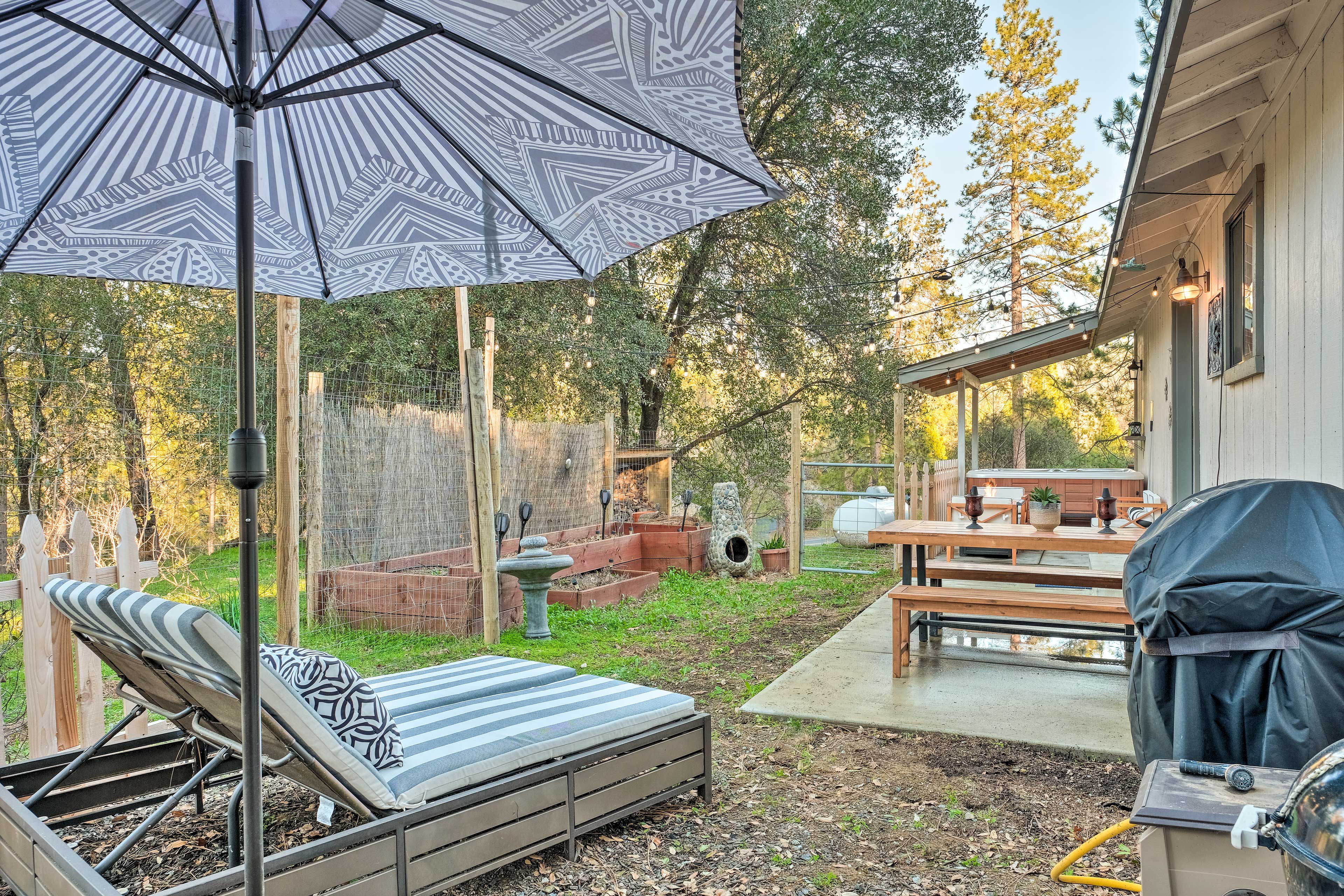 Private Yard | Furnished Patio