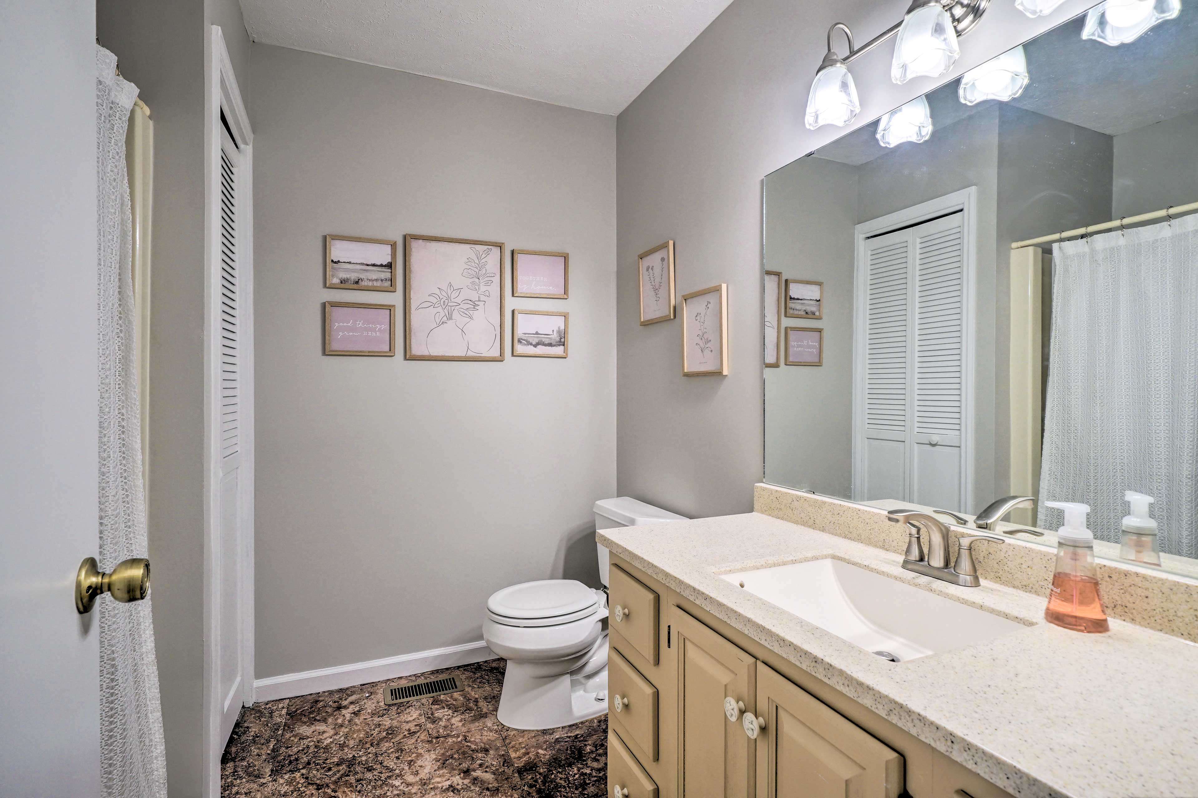 Full Bathroom | Main Level | Towels Provided