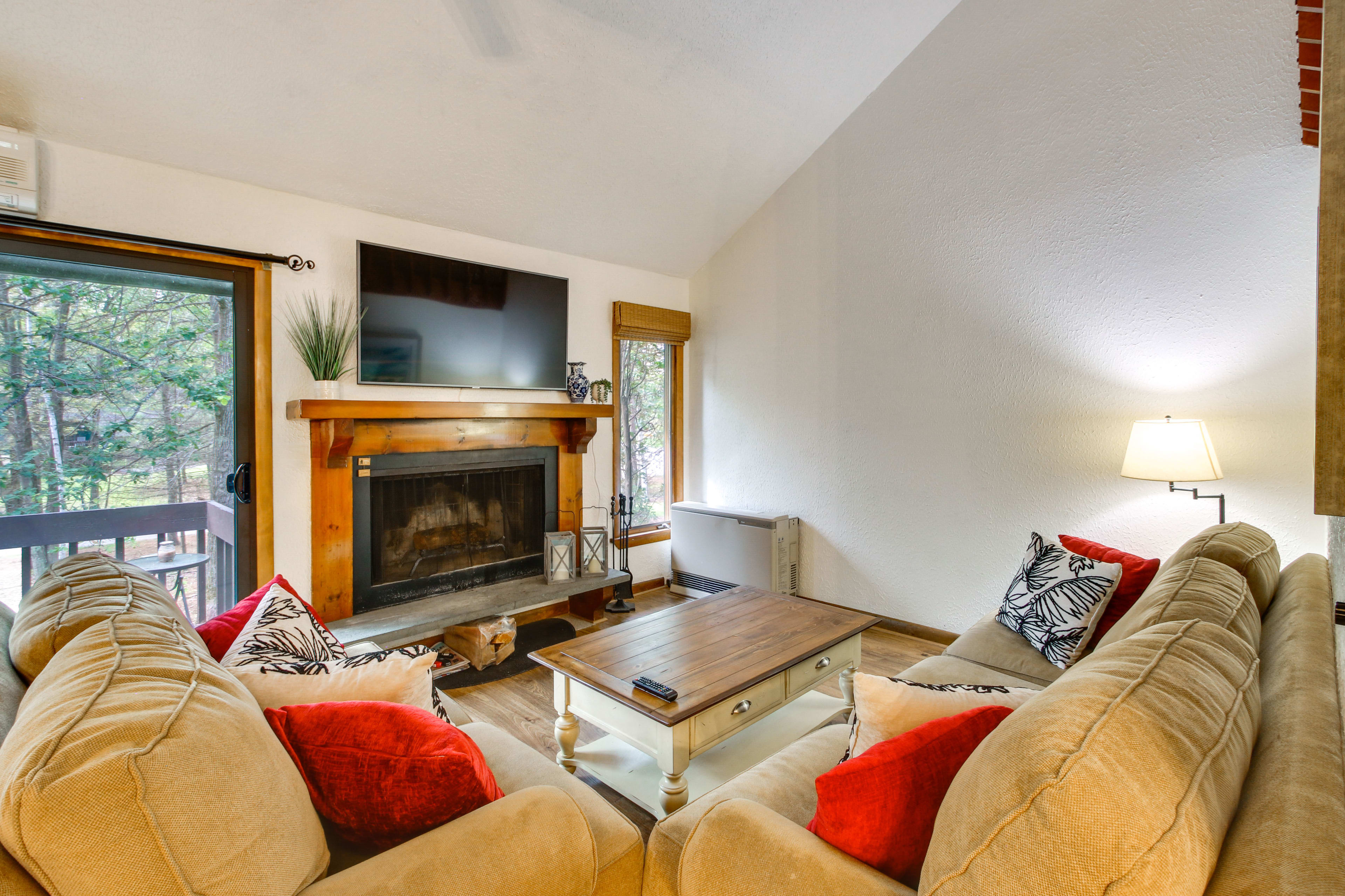 Living Room | Free WiFi | Central A/C | Smart TV | Wood-Burning Fireplace