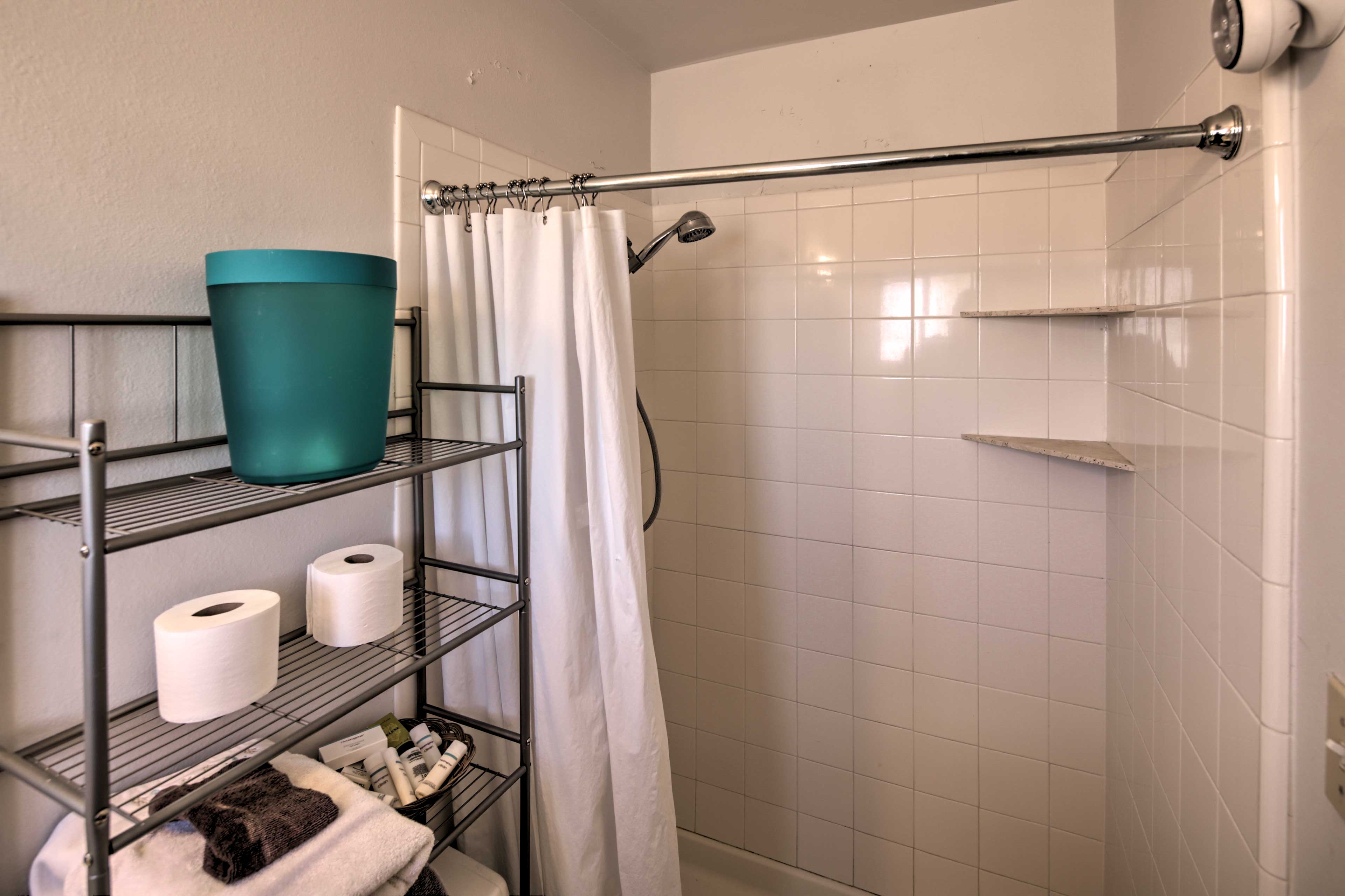 Full Bathroom | Complimentary Toiletries