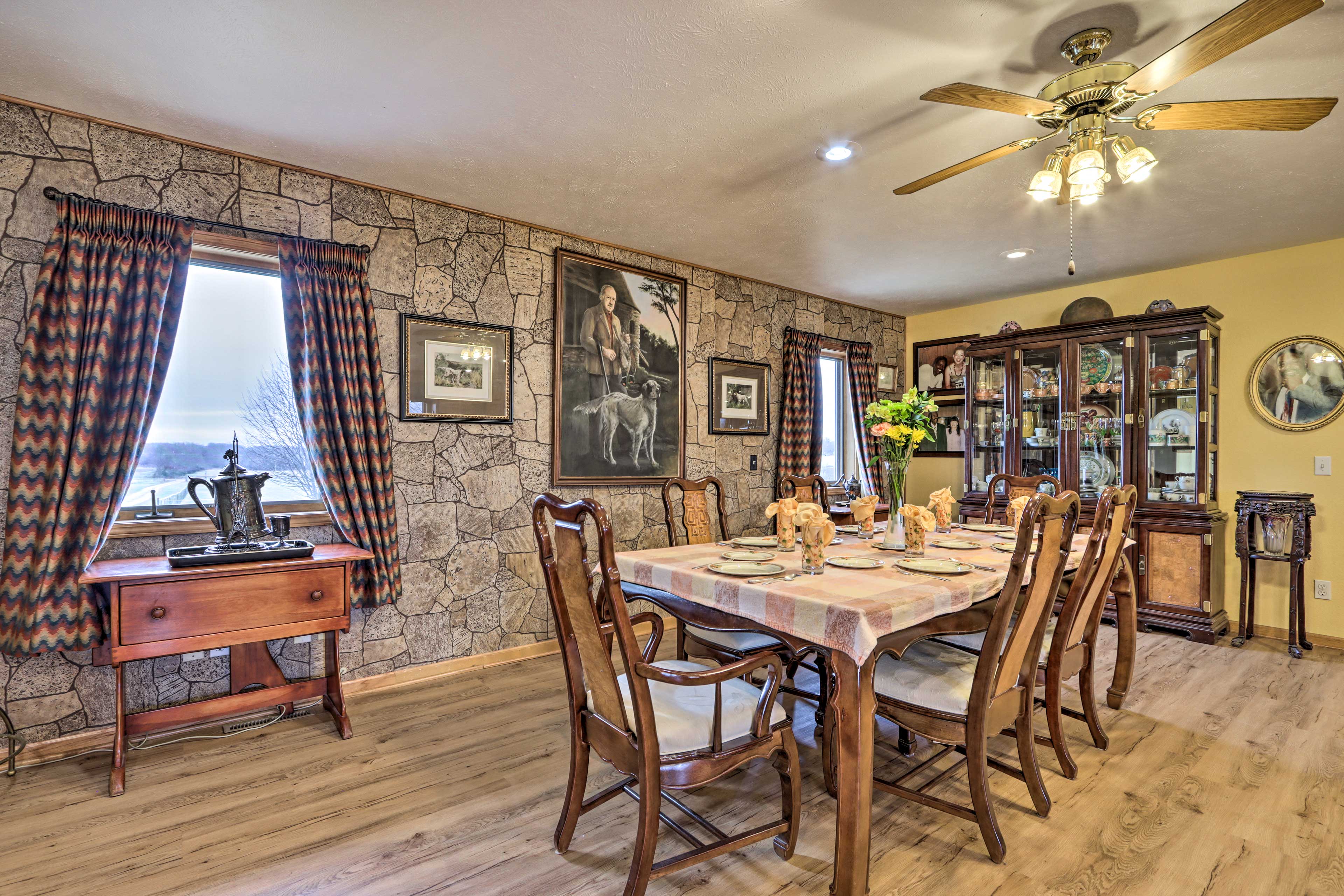 Dining Area | Dishware & Flatware Provided