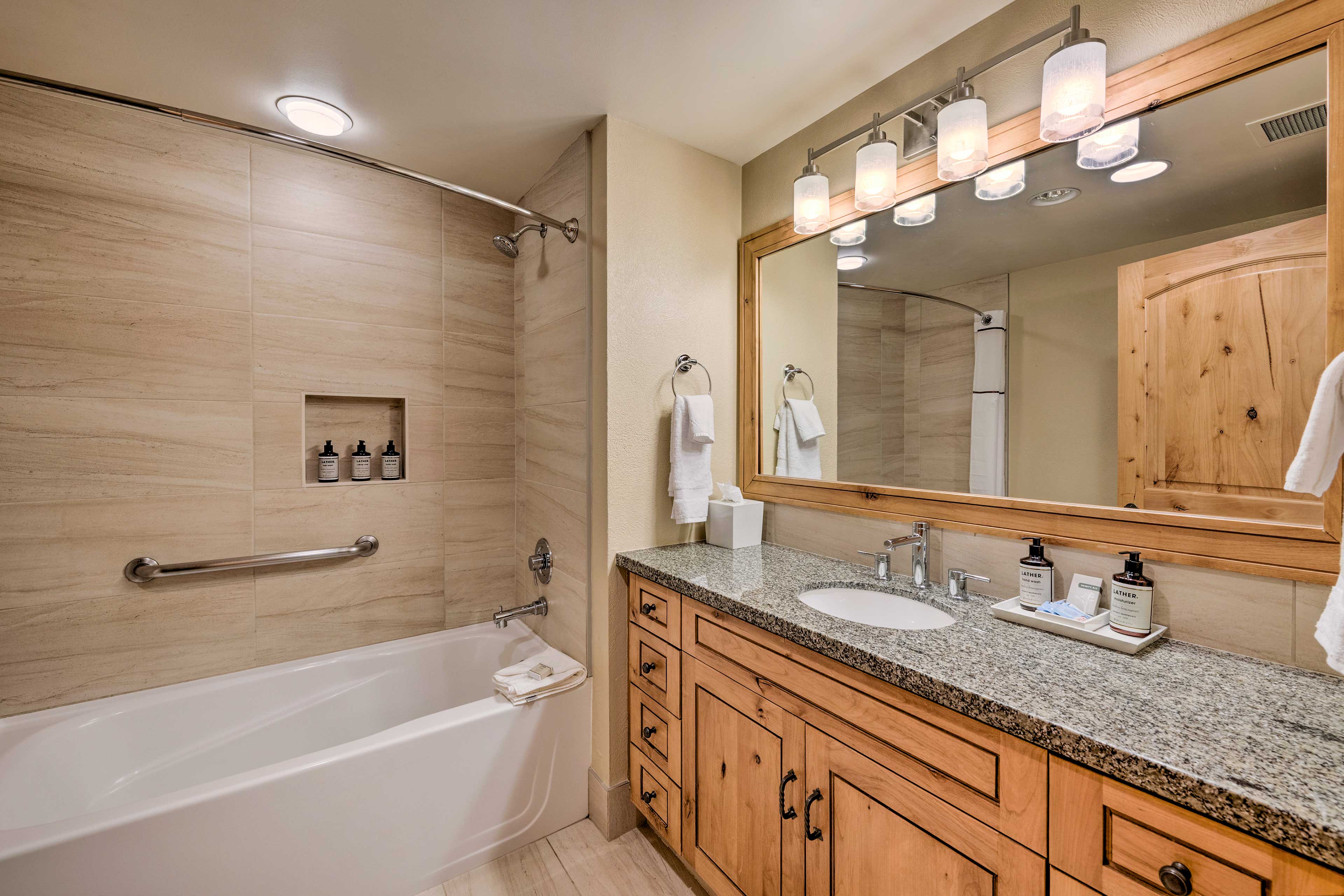 Full Bathroom | Towels Provided | 2nd Floor