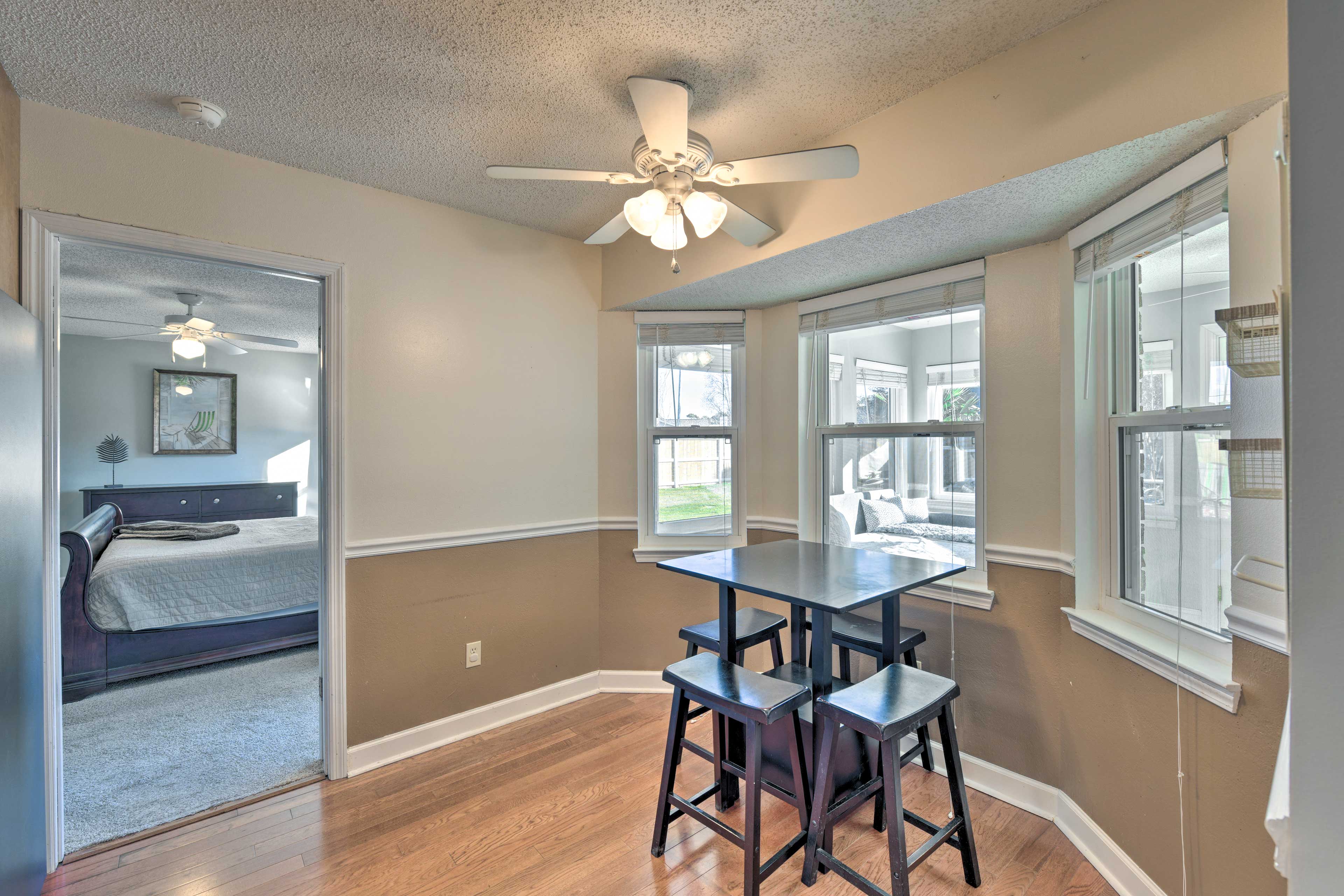 Kitchen | Breakfast Table