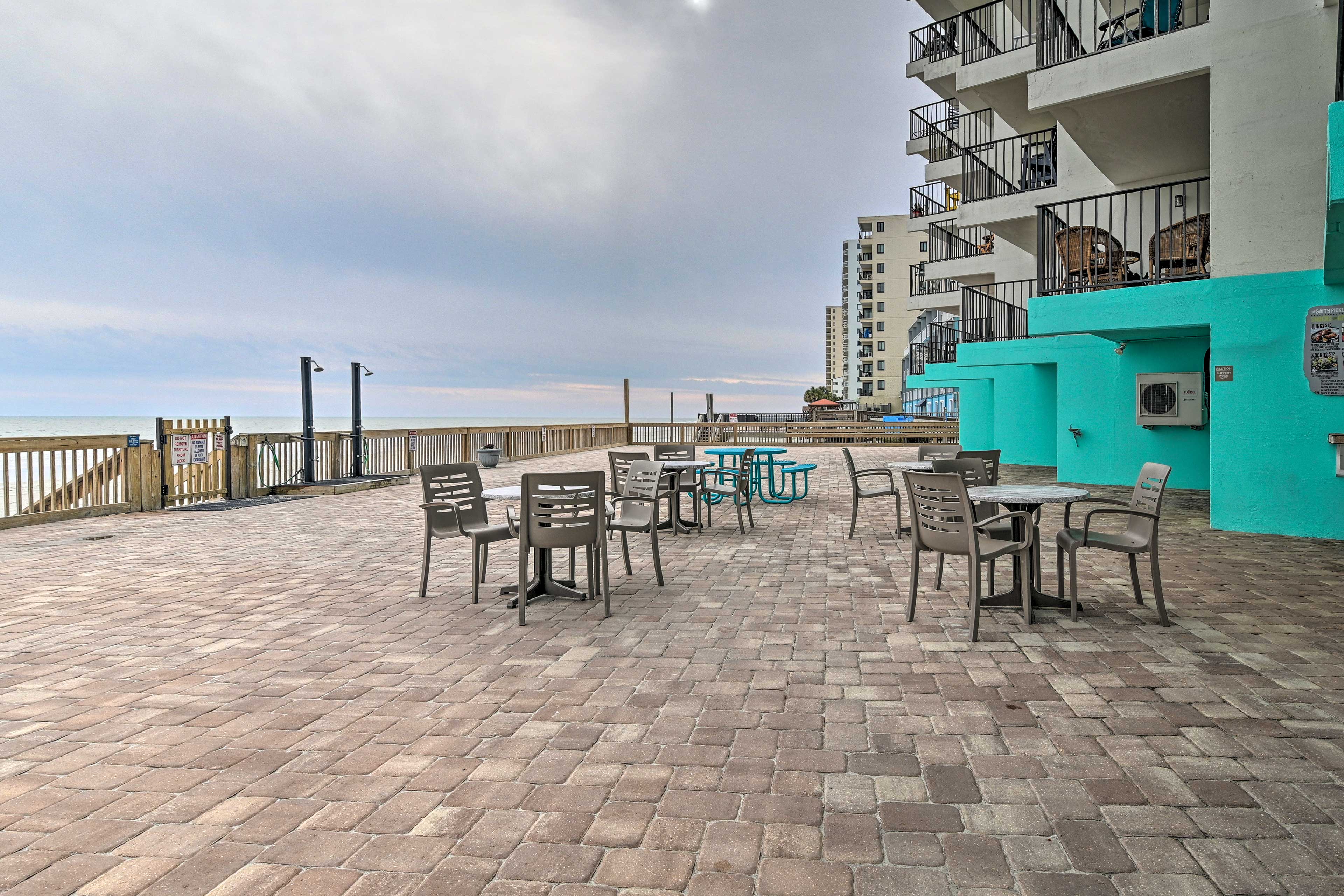 Community Amenities | Sundeck | Outdoor Dining Tables