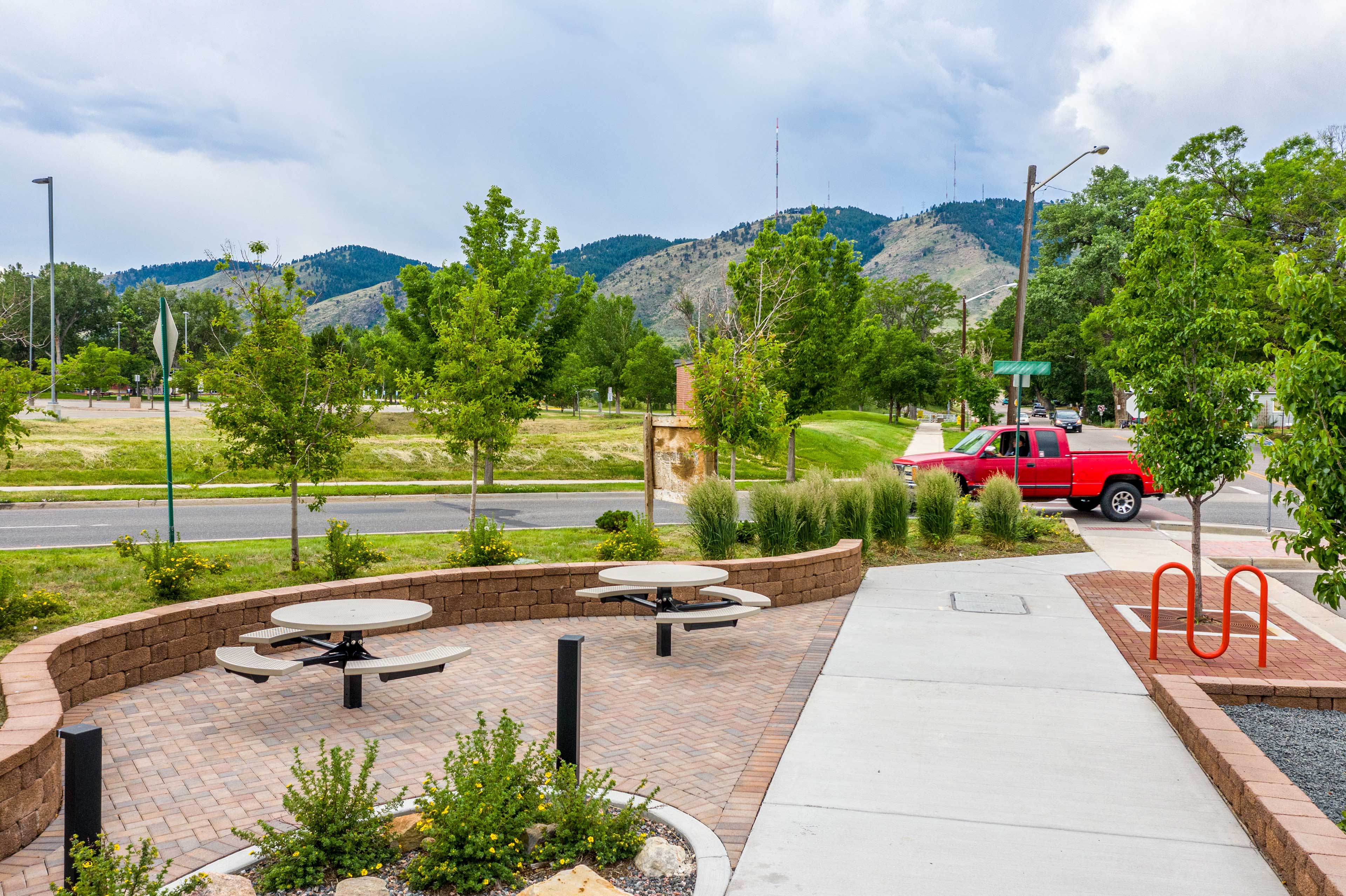 Apartment Exterior | Community Outdoor Seating