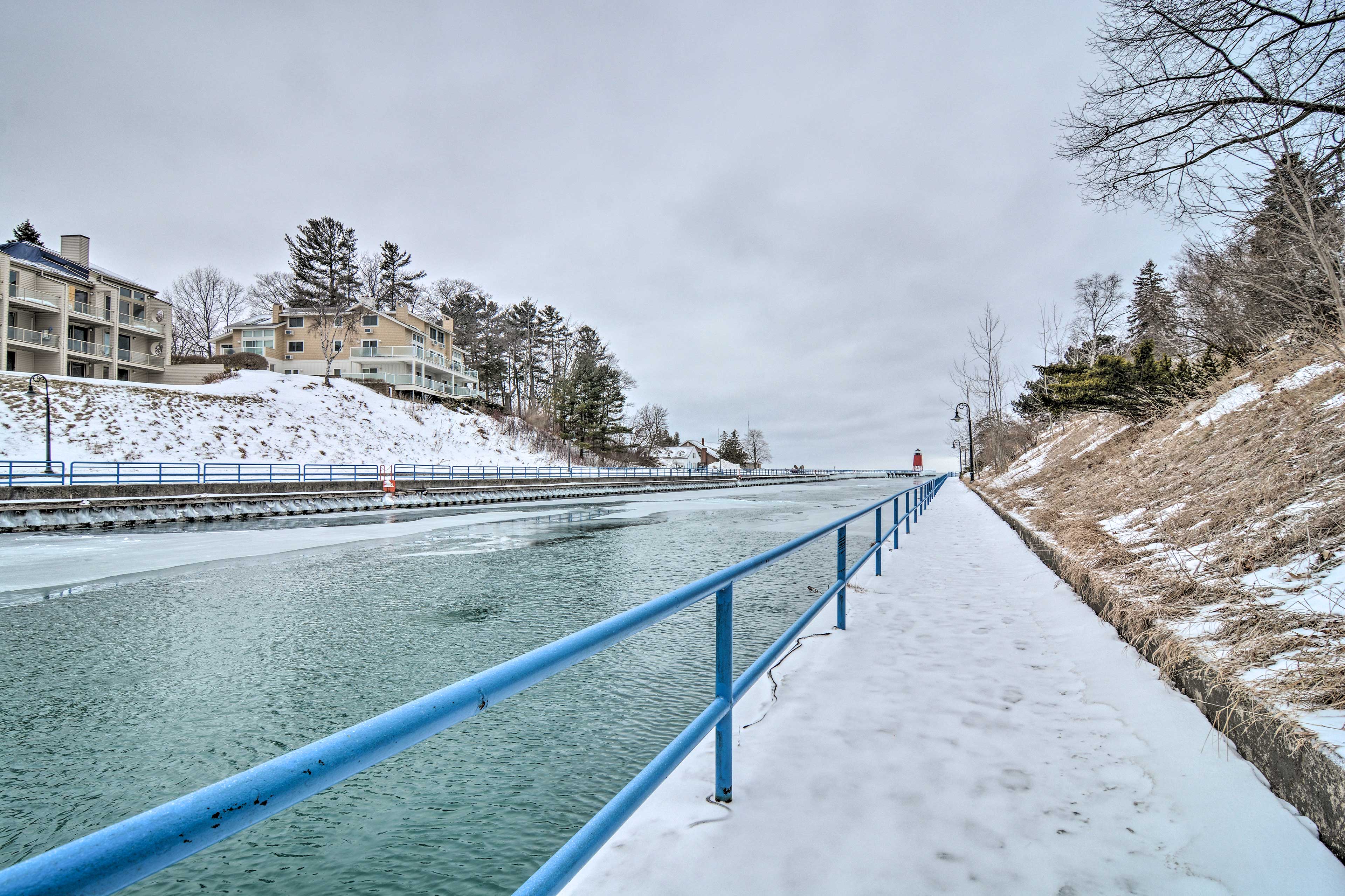 Riverwalk (Walking Distance)