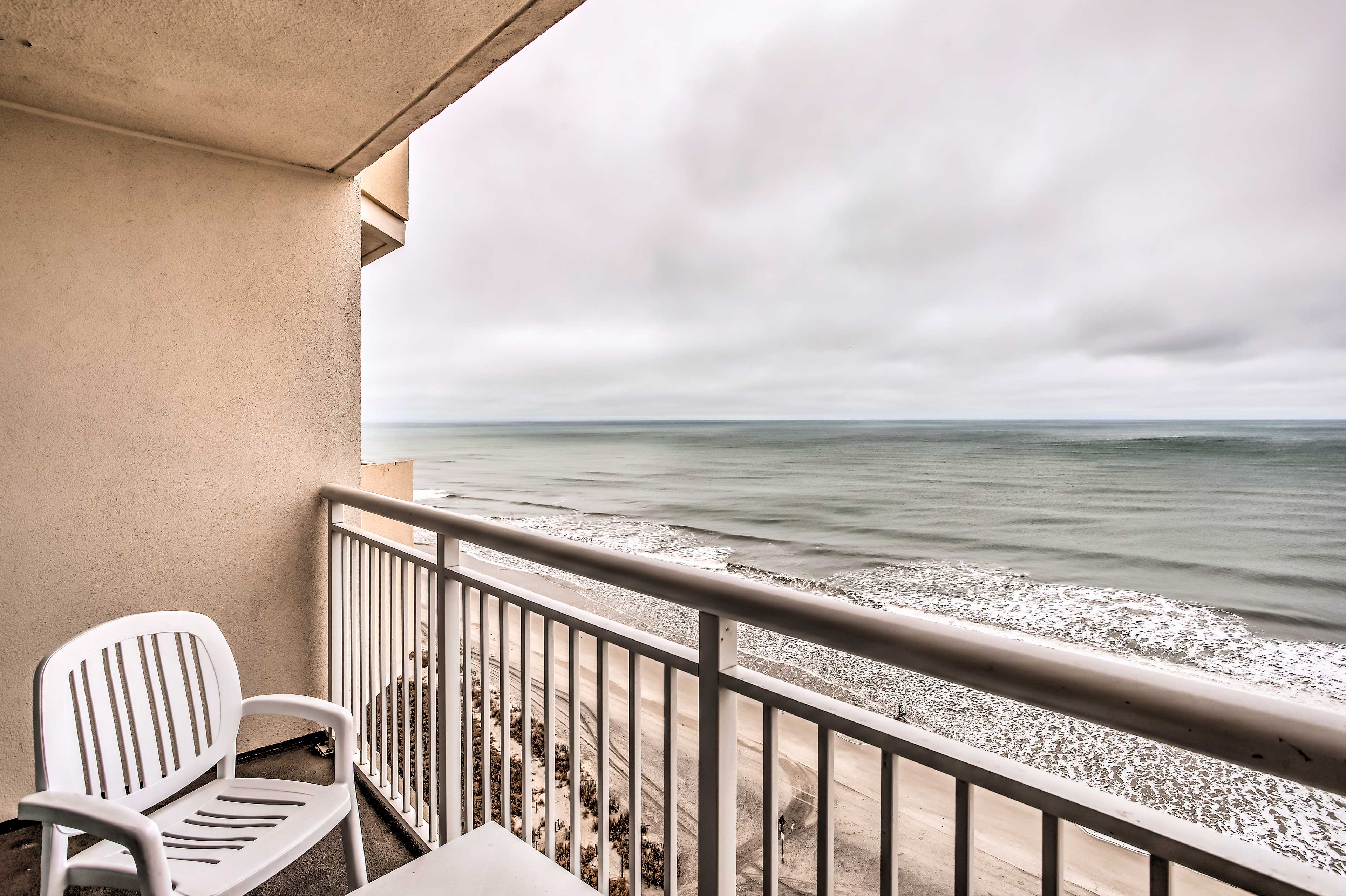 Balcony | Direct Beach Access | Free WiFi | Quiet Hours (11:00 PM - 7:00 AM)