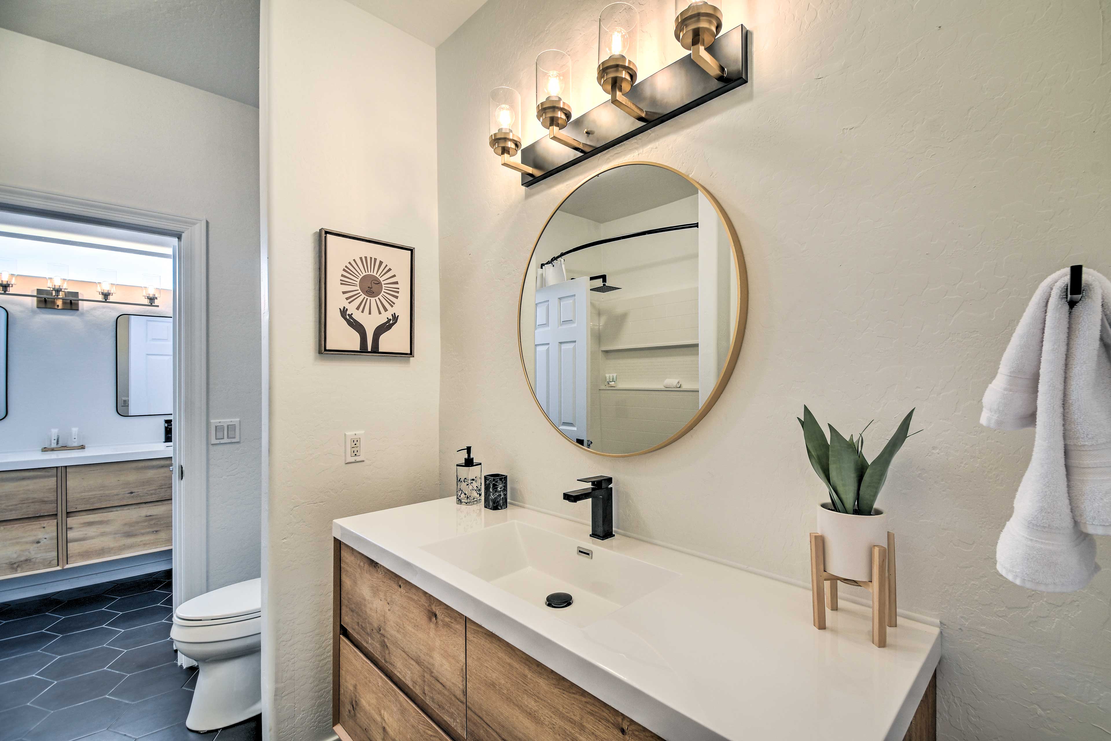 Shared En-Suite Bathroom | Towels & Linens