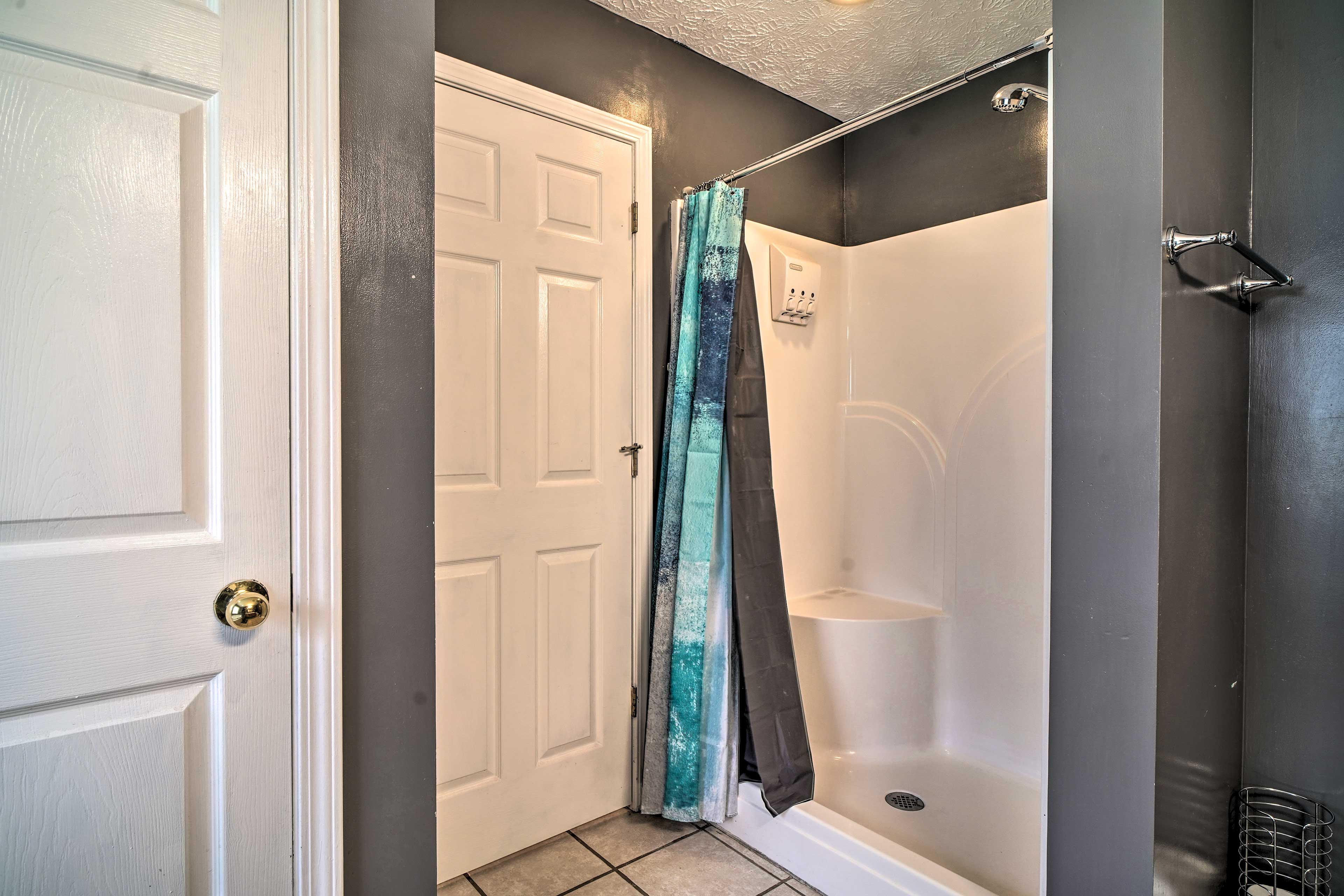 En-Suite Bathroom | Linens & Towels Provided