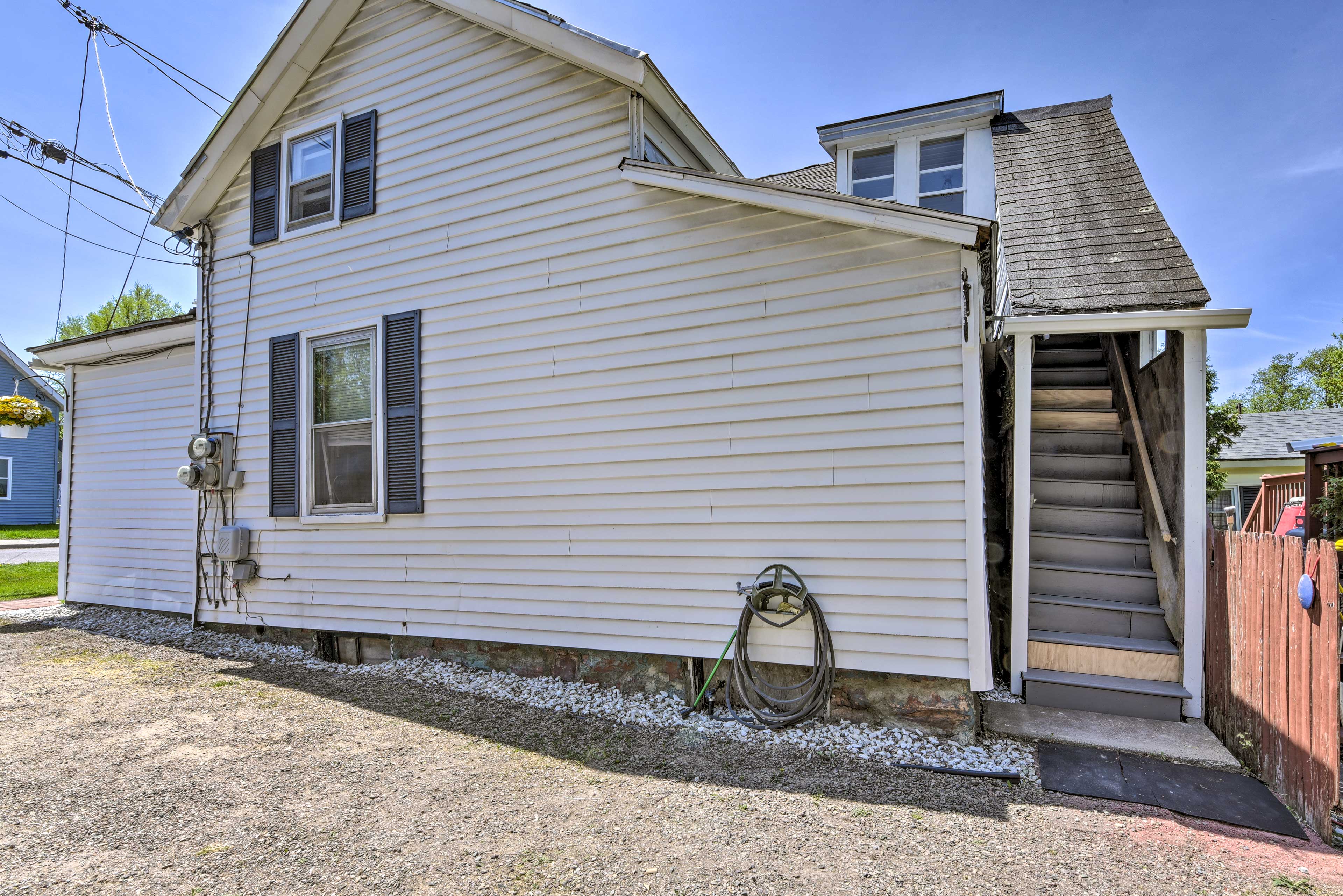 Apartment Exterior | Main Entry