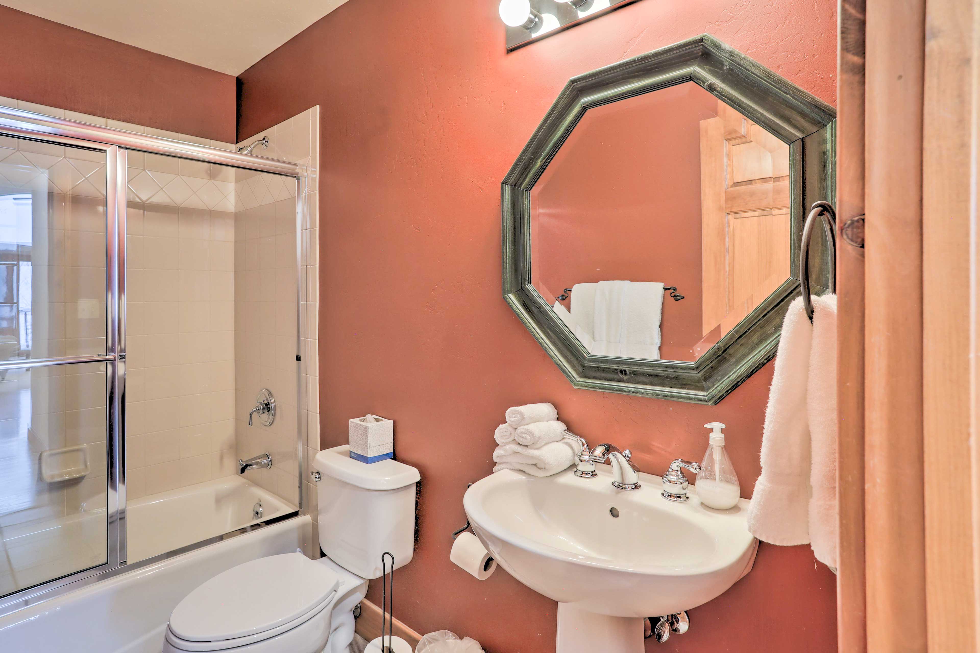 Full Bathroom | Complimentary Toiletries | Hair Dryer