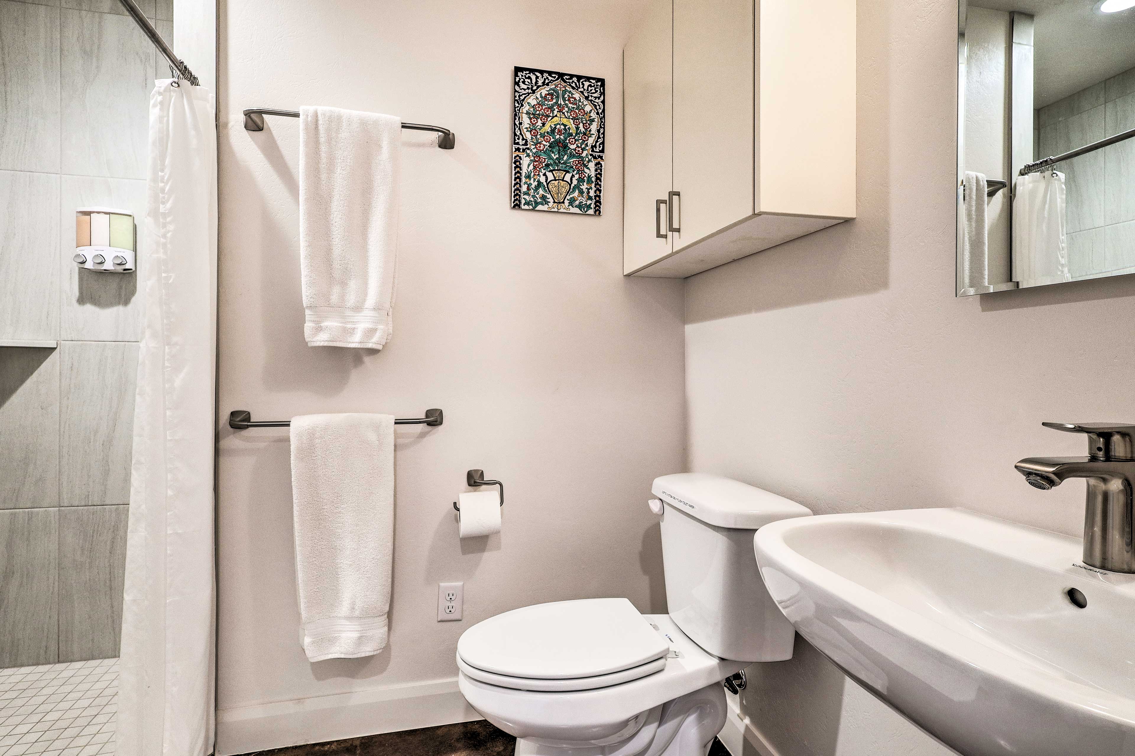 Full Bathroom | Towels Provided | Complimentary Toiletries