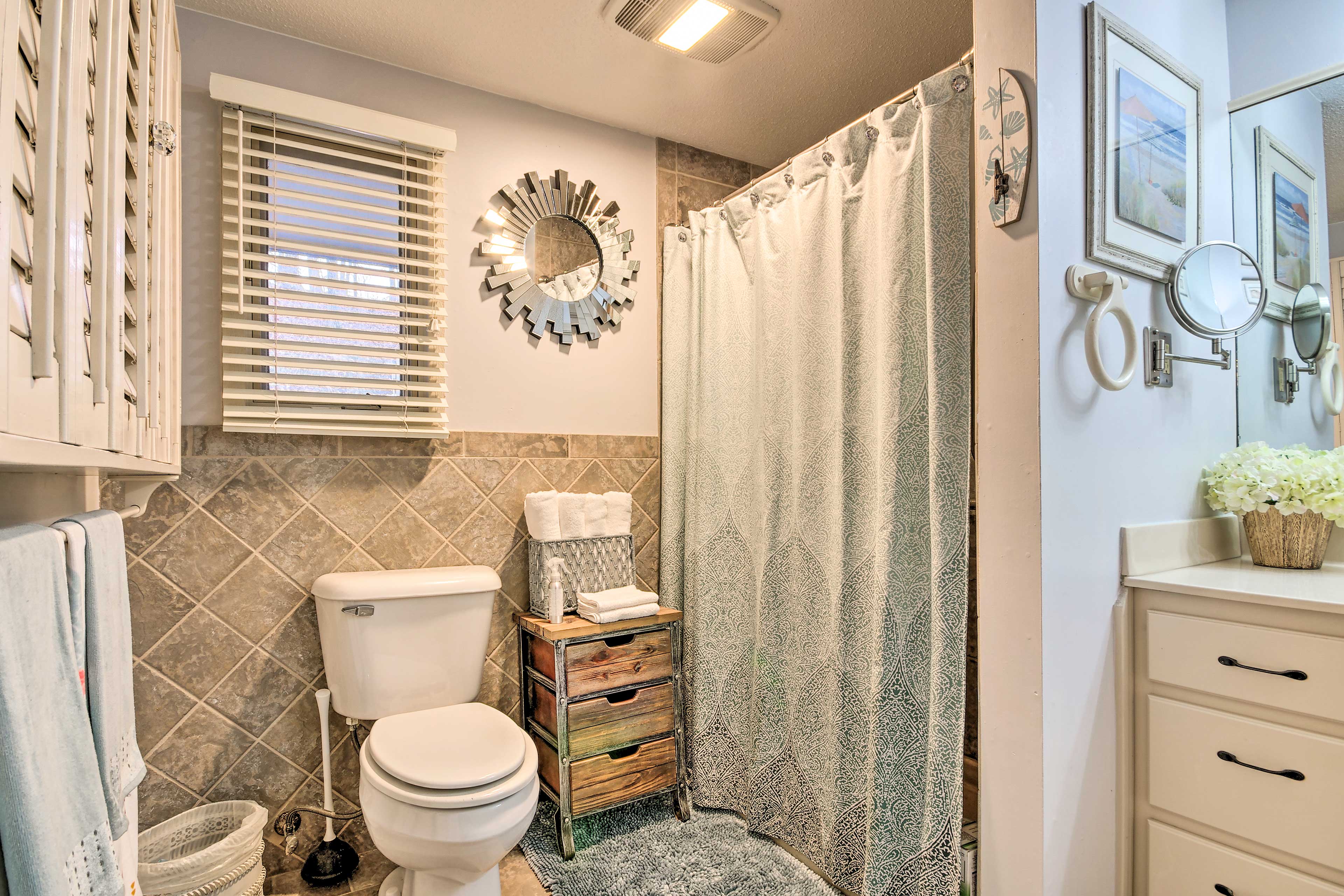 En-Suite Bathroom | Main Floor | Towels Provided