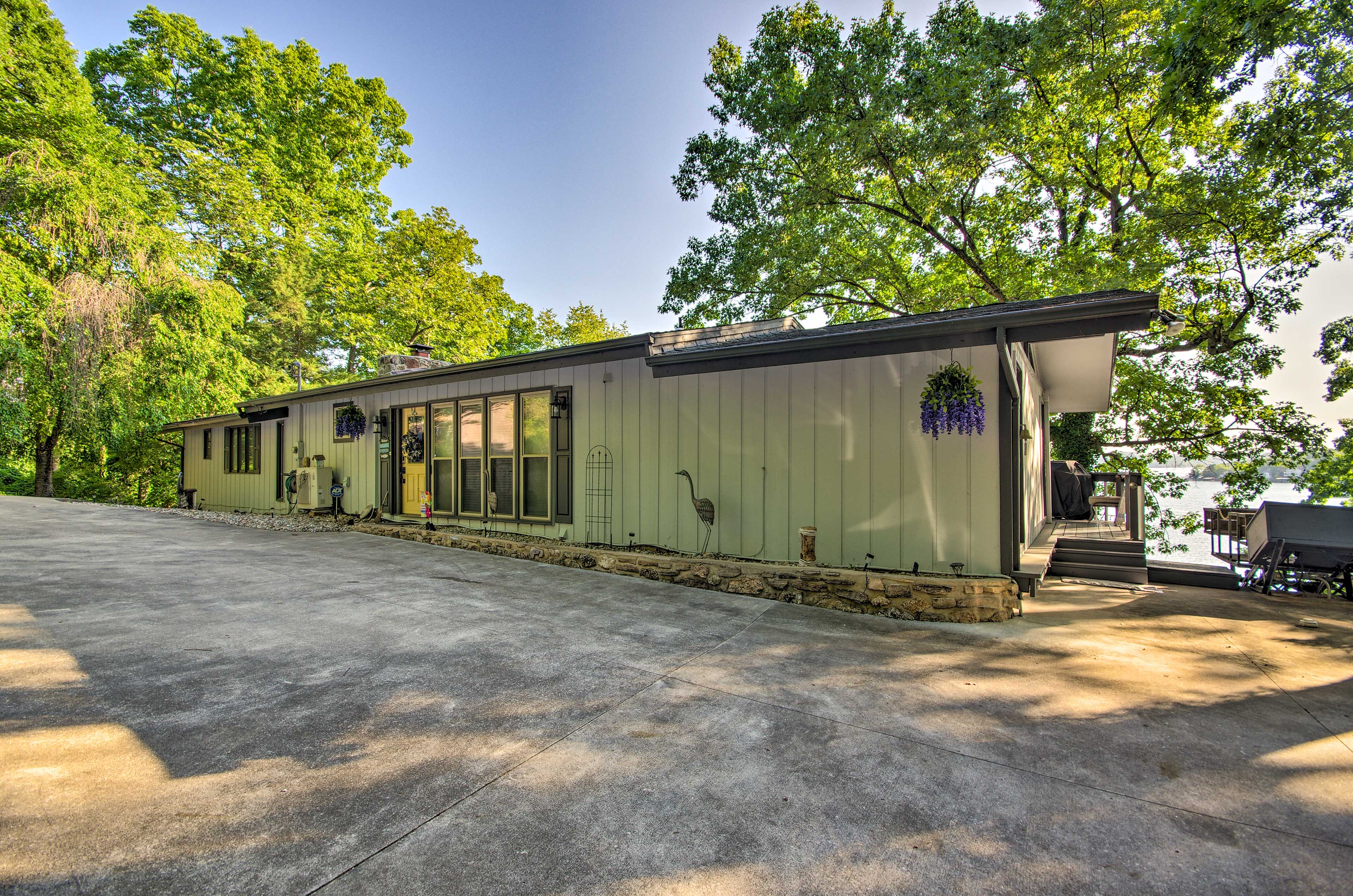 Parking | Heated Driveway (4 Vehicles)