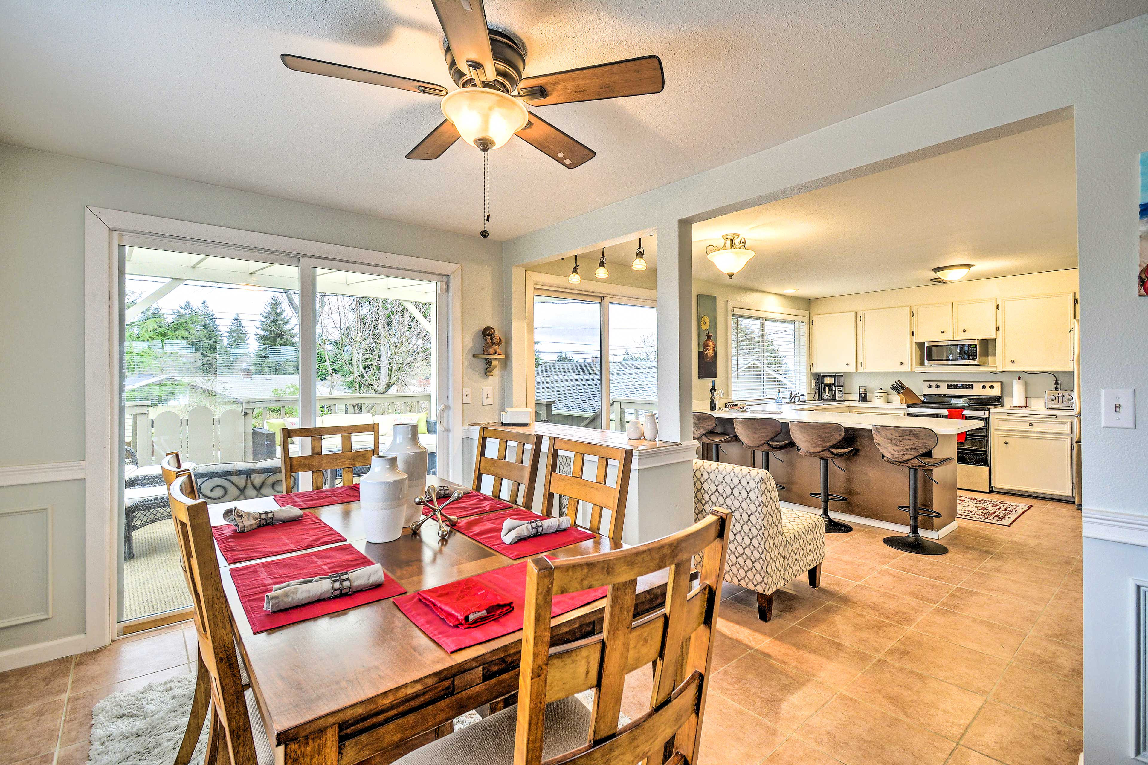 Dining Area | Dishware & Flatware Provided