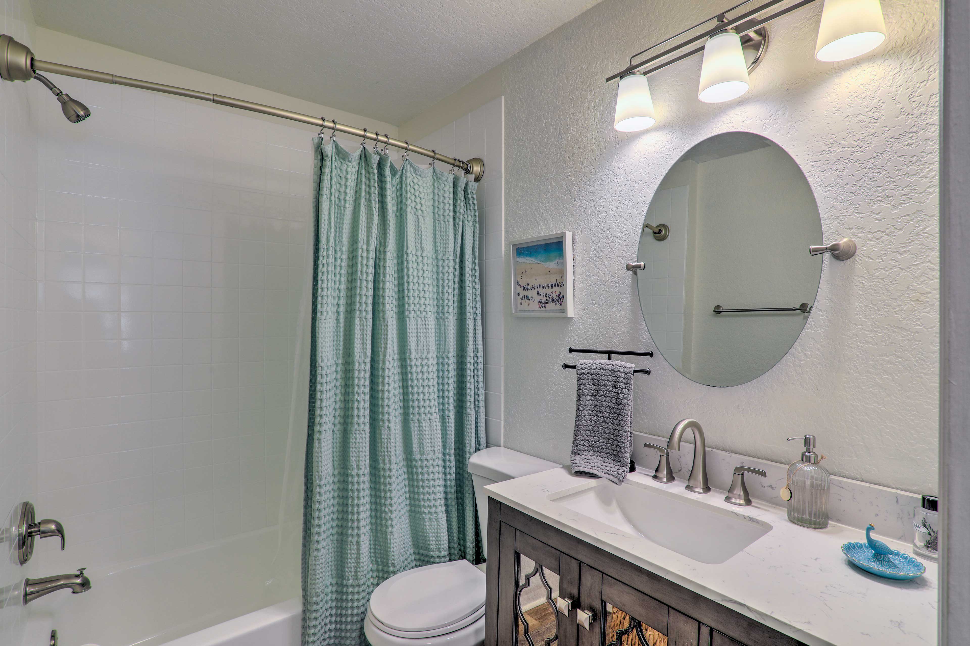 Full Bathroom | Complimentary Toiletries Provided