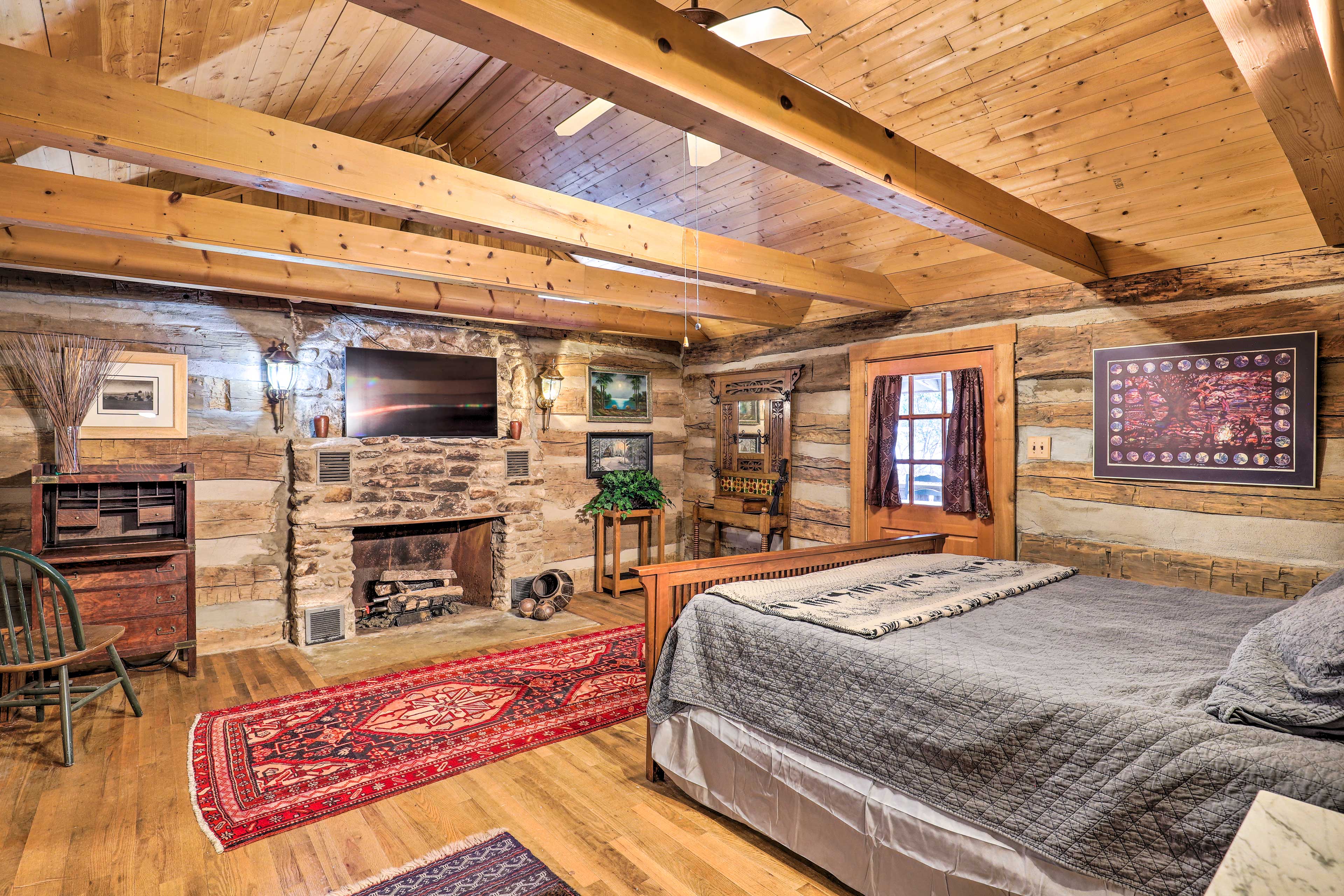 Bedroom 1 | Smart TV | Wood-Burning Fireplace