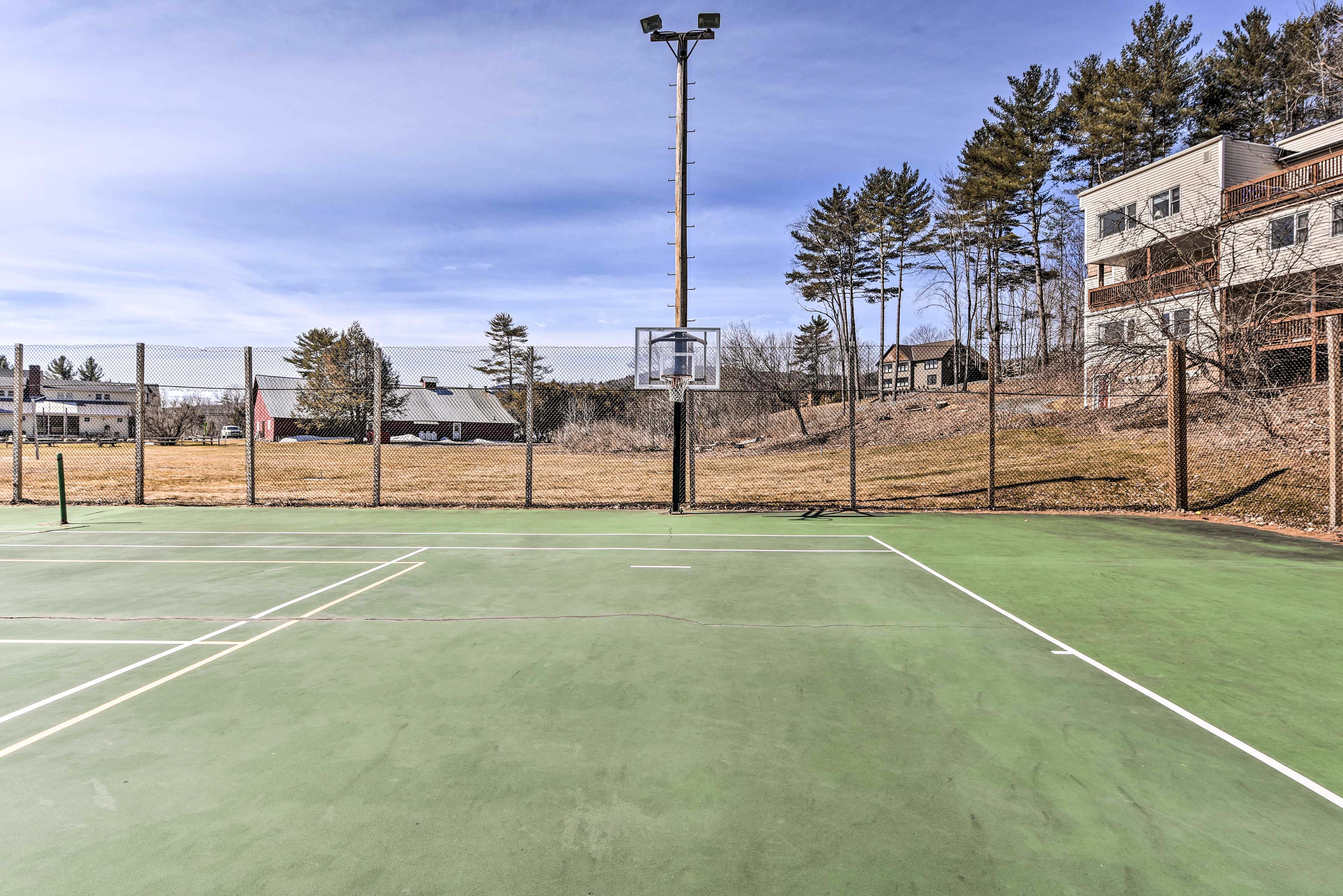 Mountainside Amenities | Tennis & Basketball Court