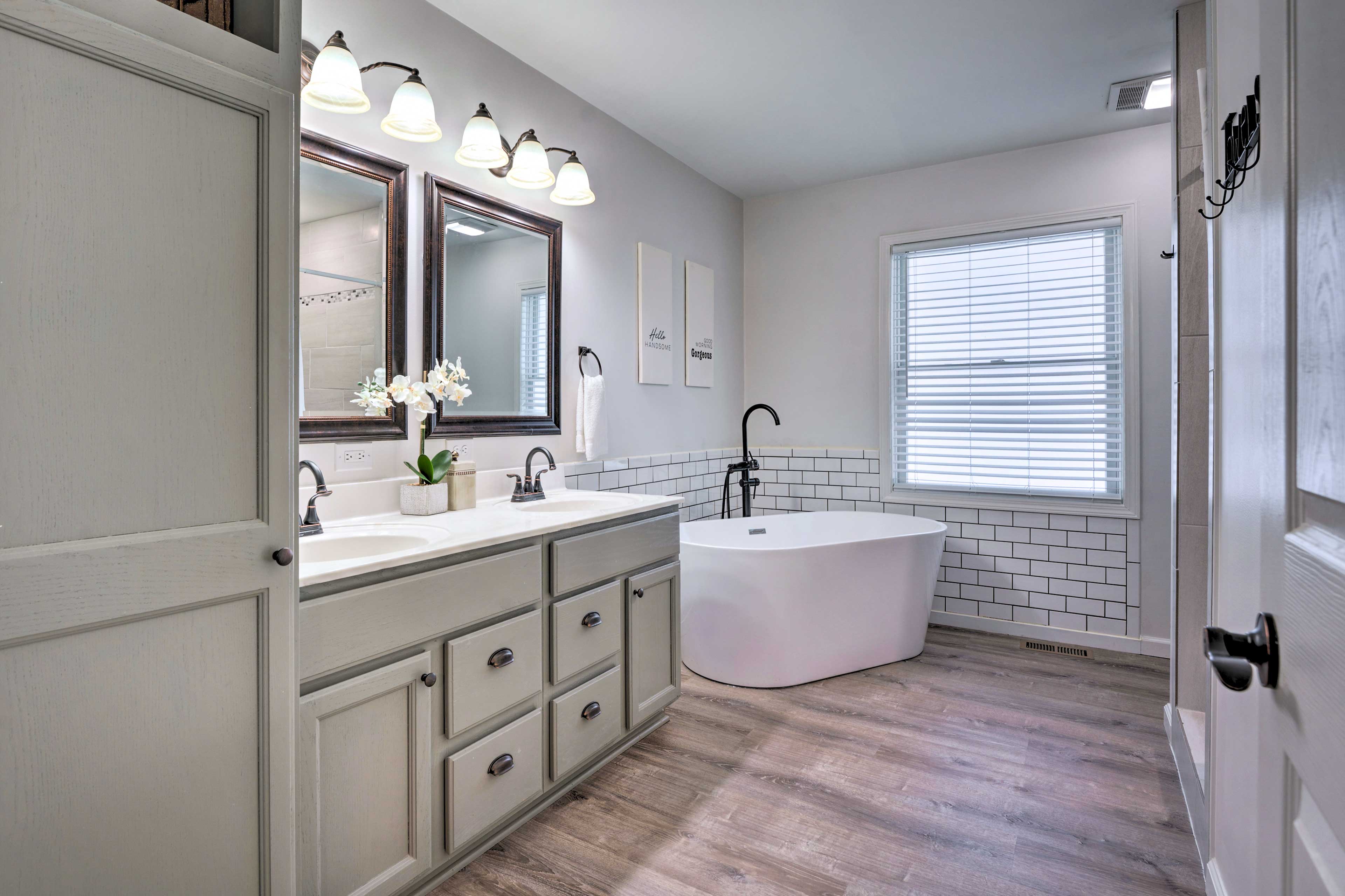 Full En-Suite Bathroom | Soaking Tub