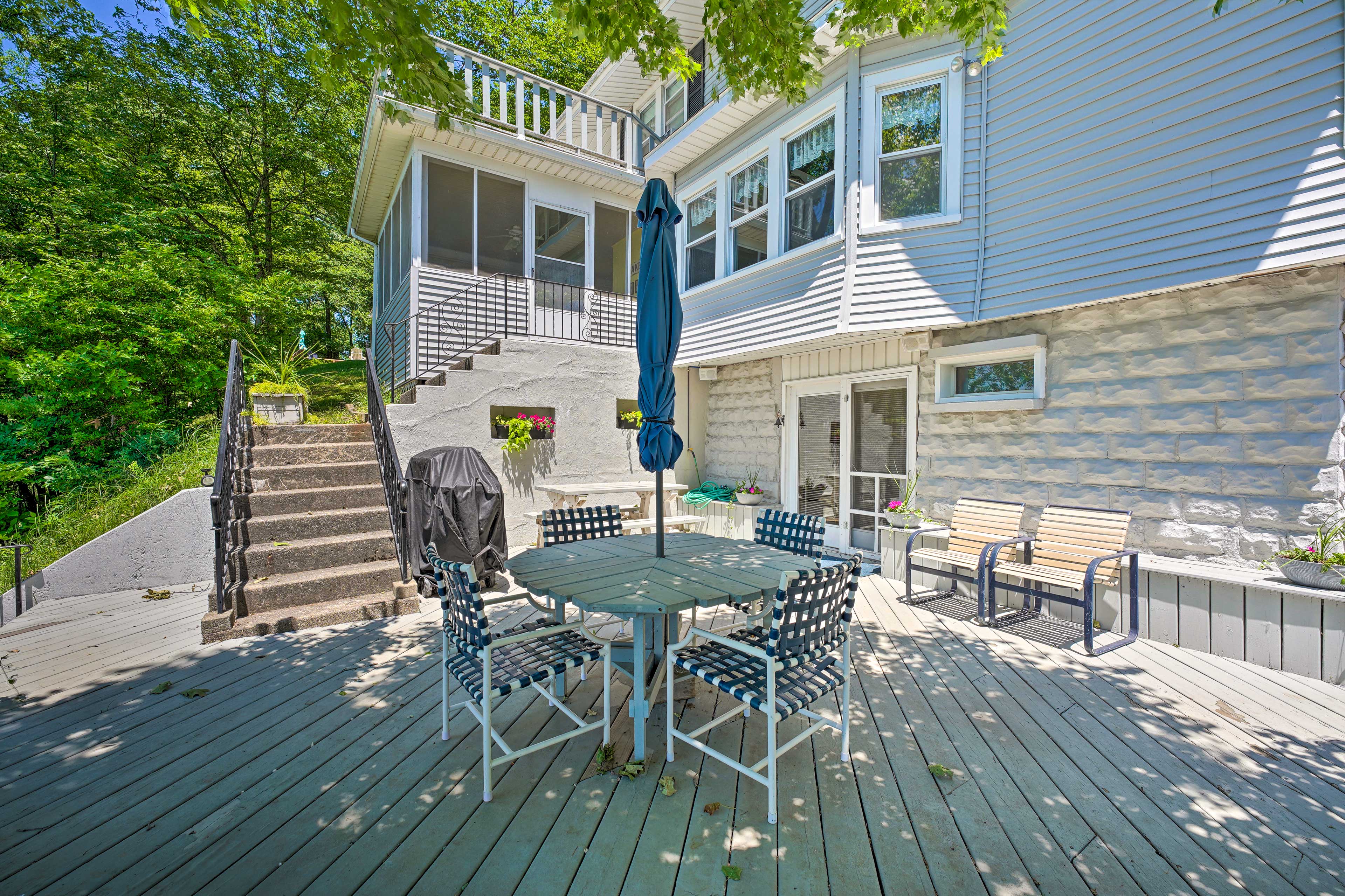 Deck | Ample Seating | Outdoor Dining Areas | Gas Grill