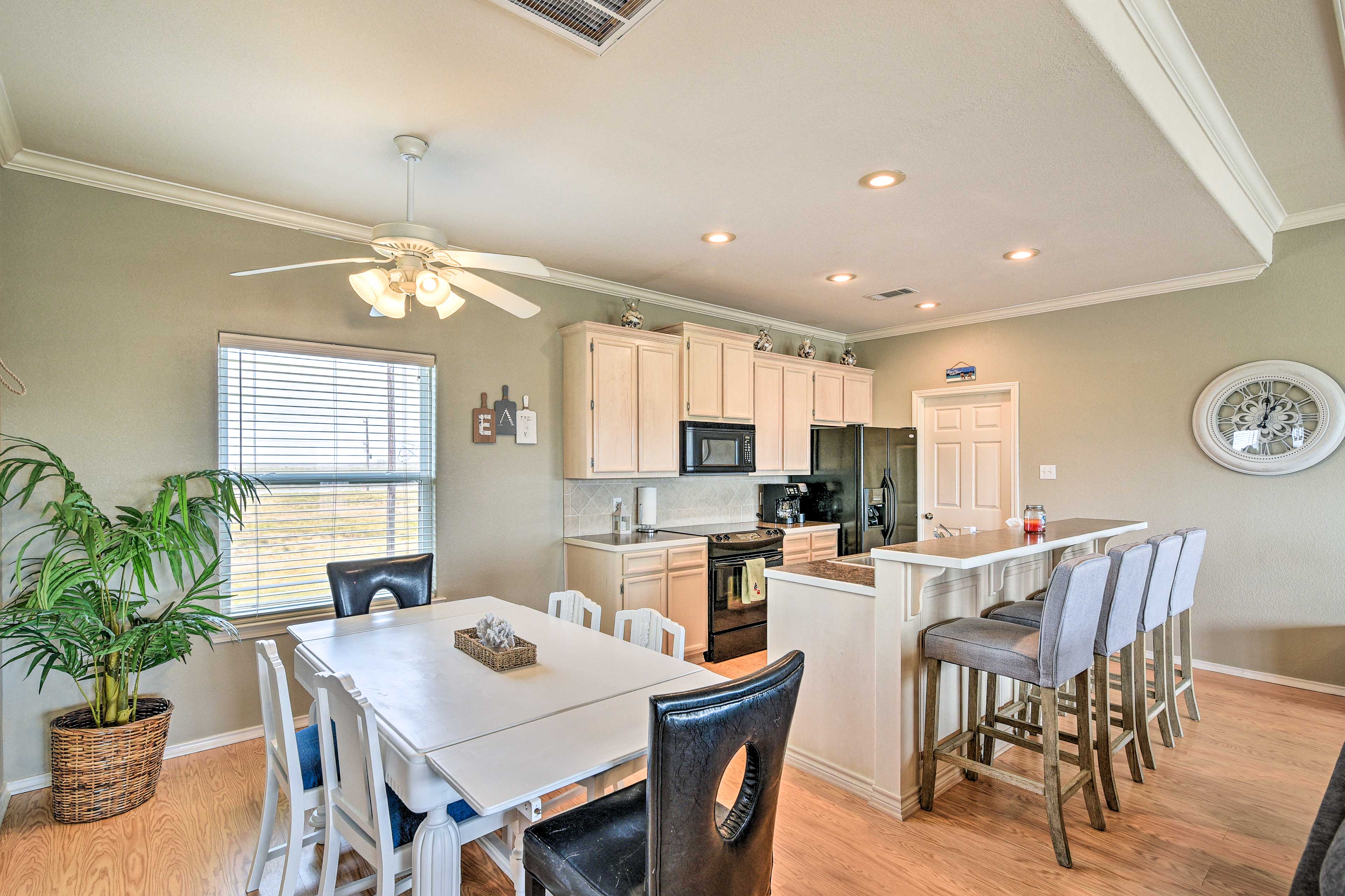 Dining Area | 6-Person Dining Table