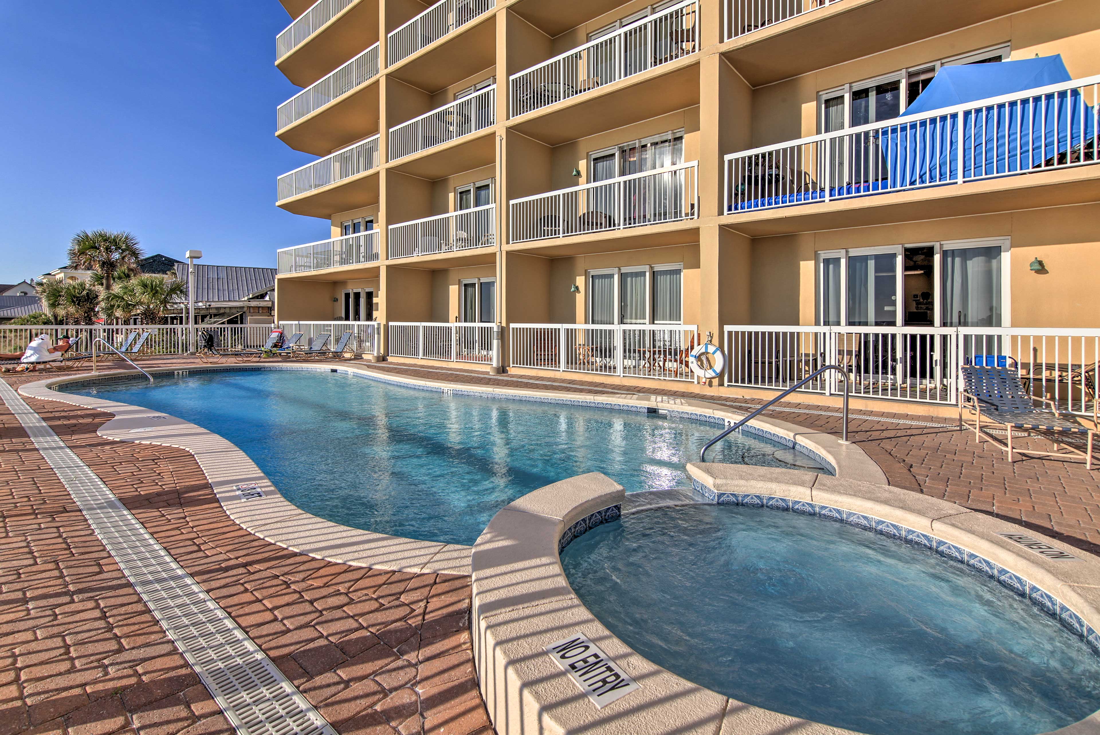 Community Amenities | Outdoor Pool | Spa