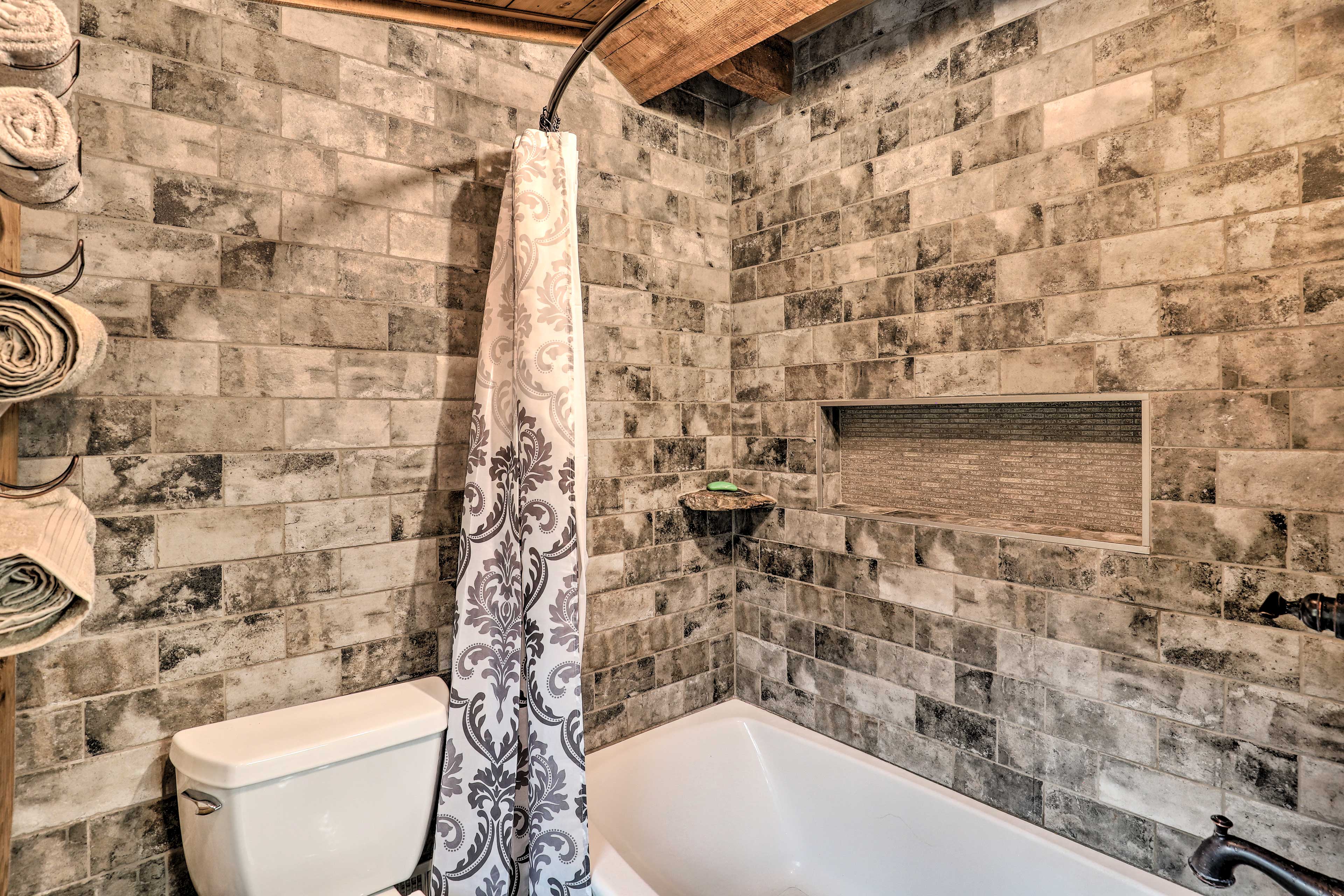 Full Bathroom | Shower/Tub Combo | Towels Provided