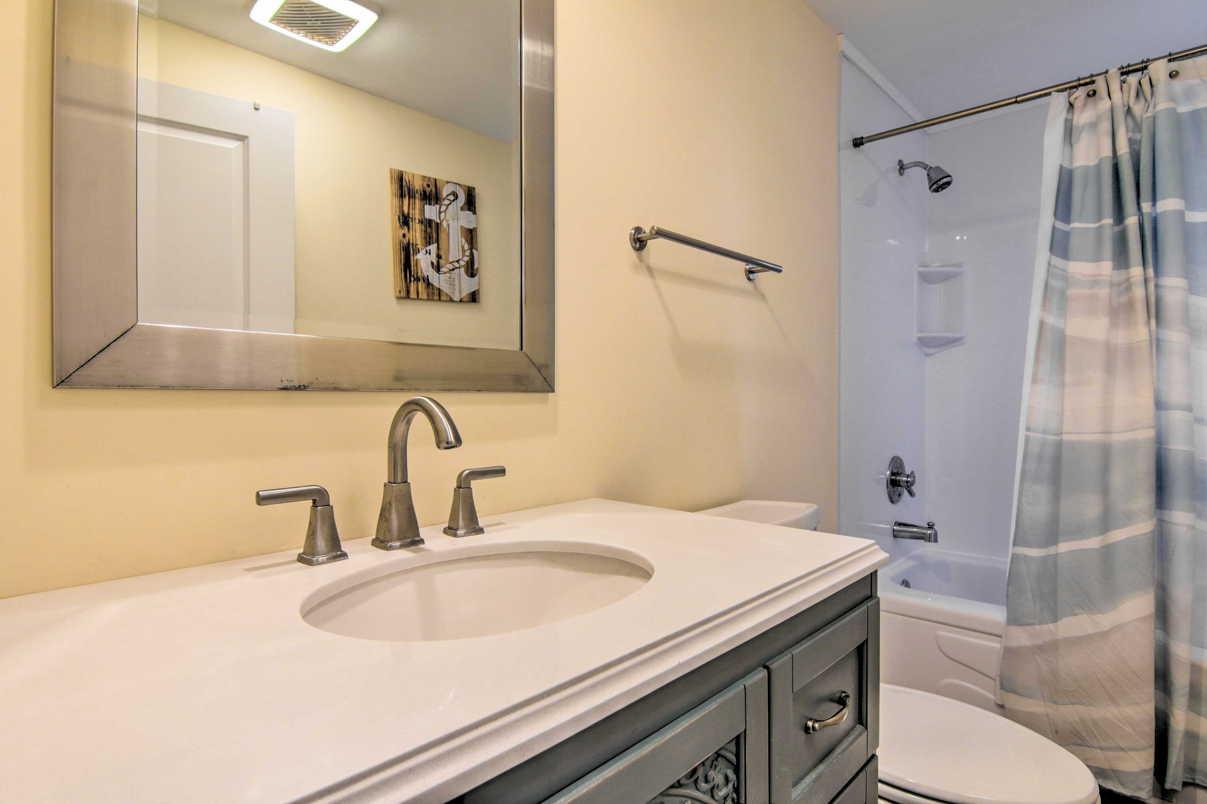 Full Bathroom | Shower/Tub Combo | Towels Not Provided