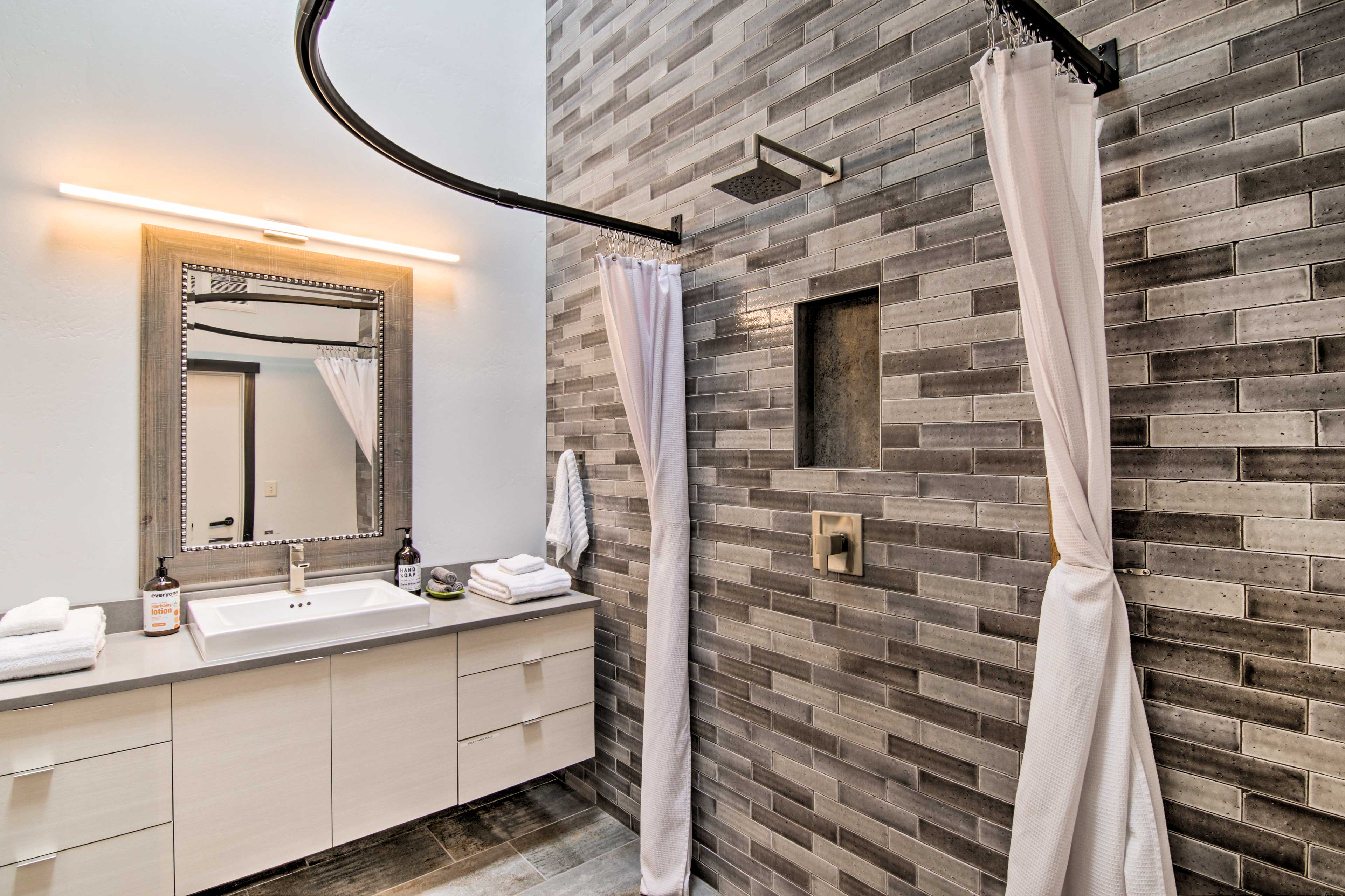 Full Bathroom | Complimentary Toiletries