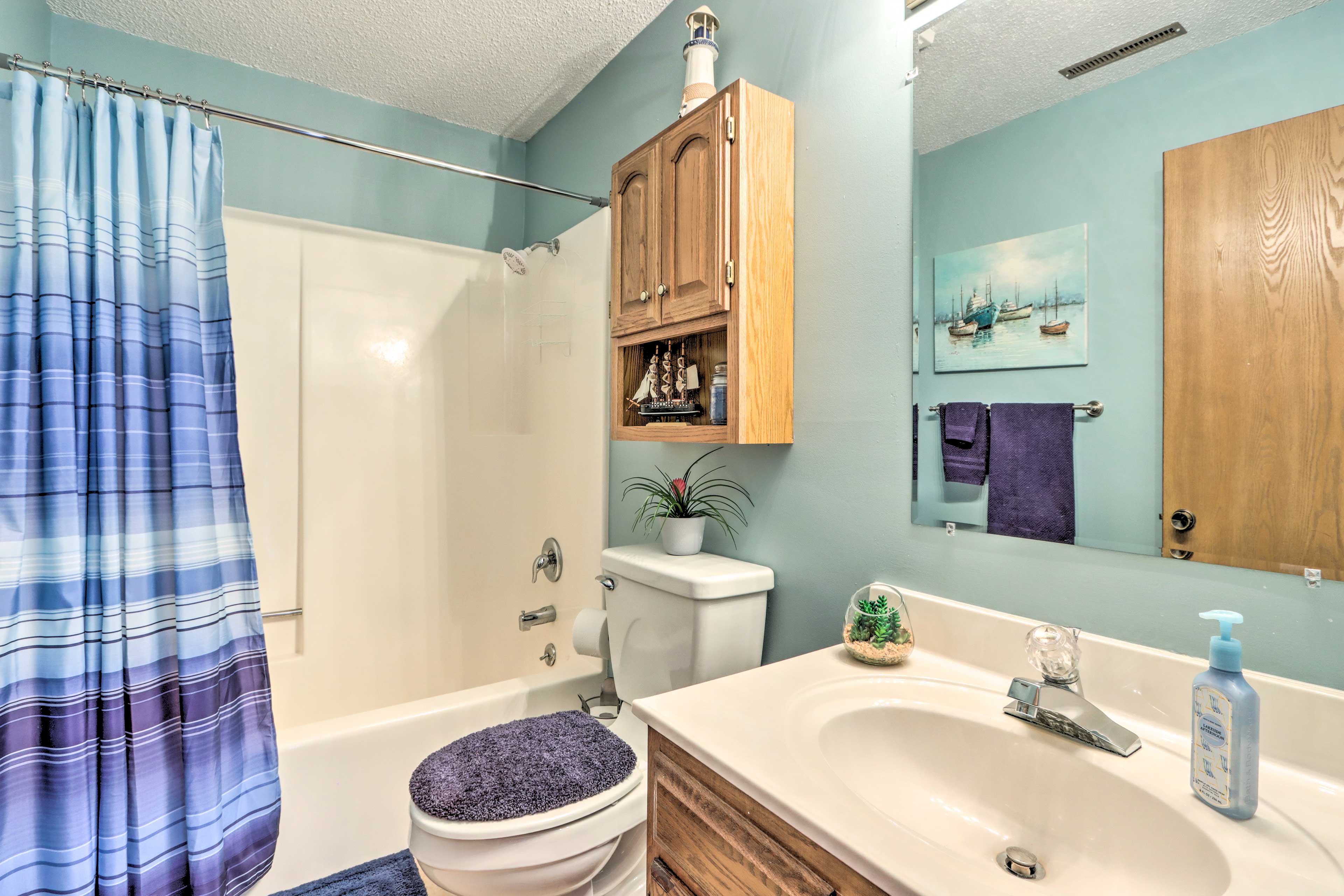 Full Bathroom | Towels Provided | Complimentary Toiletries