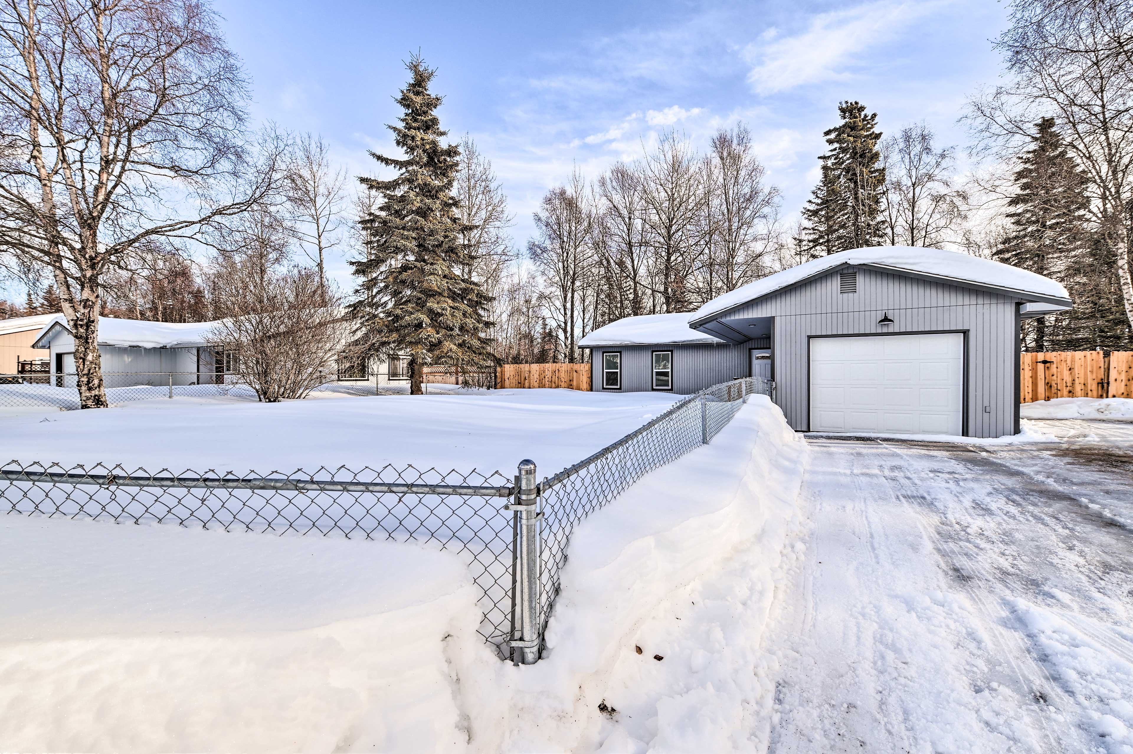 Parking | Driveway (4 Vehicles) | RV/Trailer Parking | Street Parking