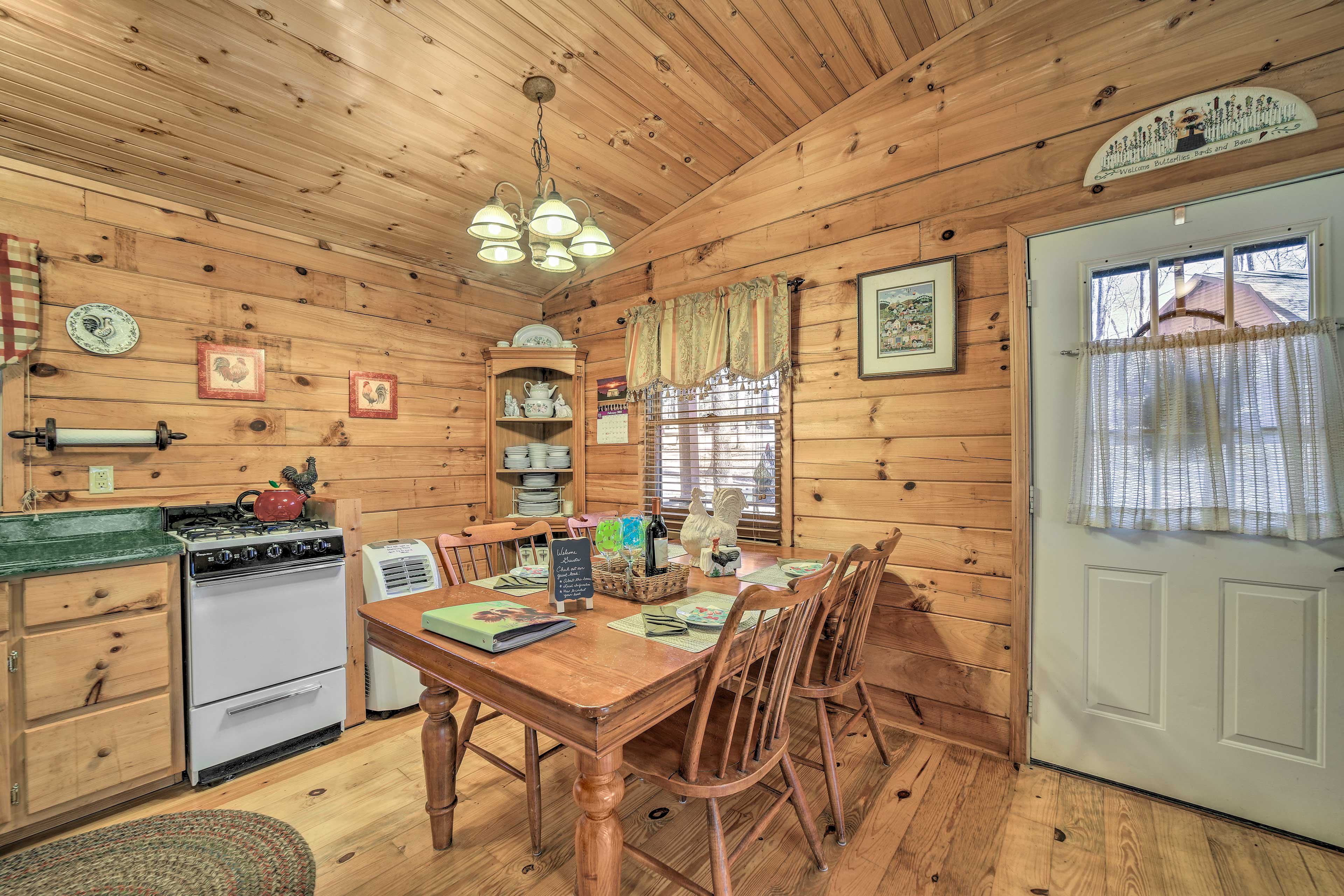 Dining Area | Dishware & Flatware Provided