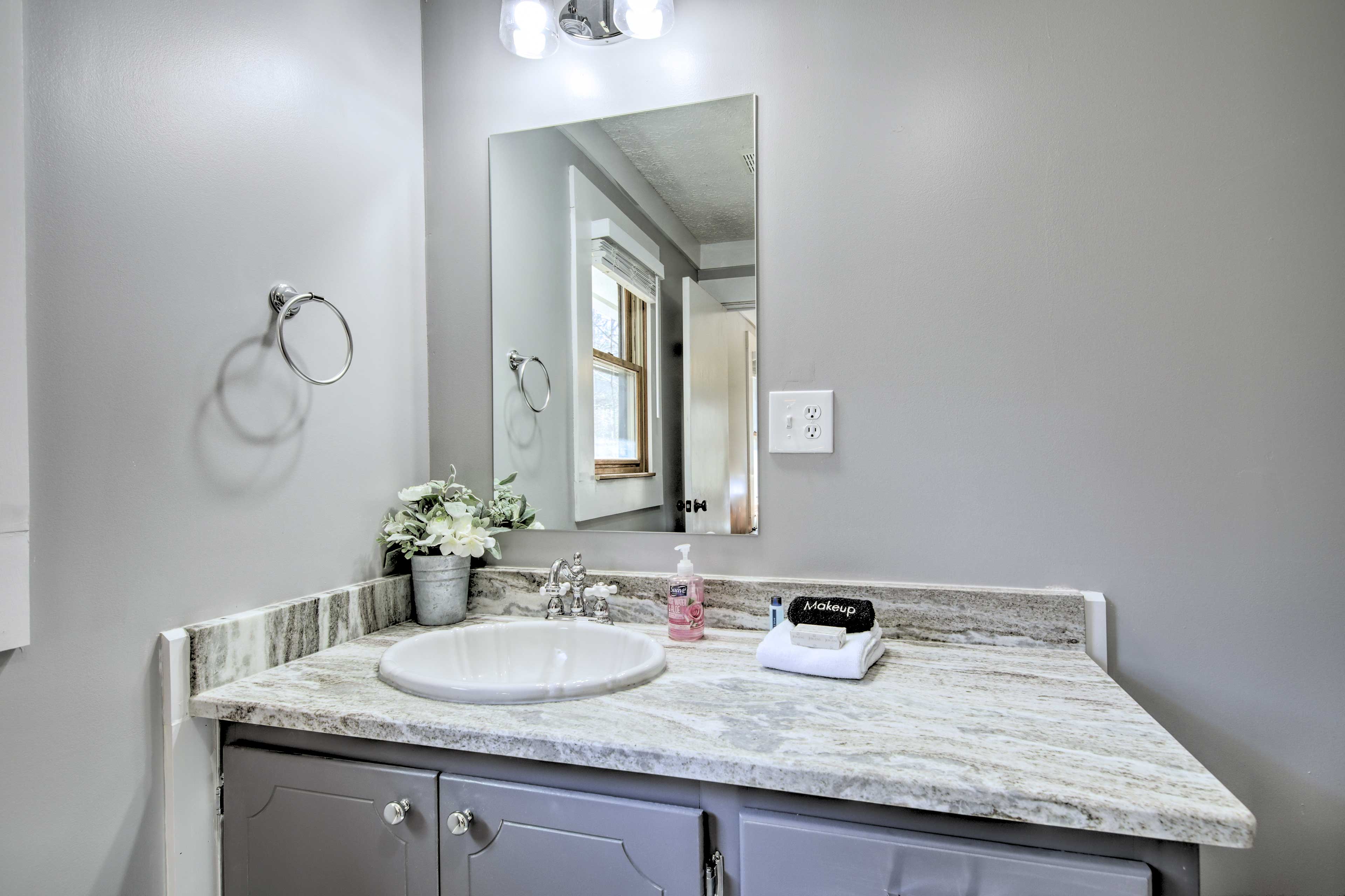 En-Suite Bathroom | Linens & Towels | Hair Dryer | Complimentary Toiletries