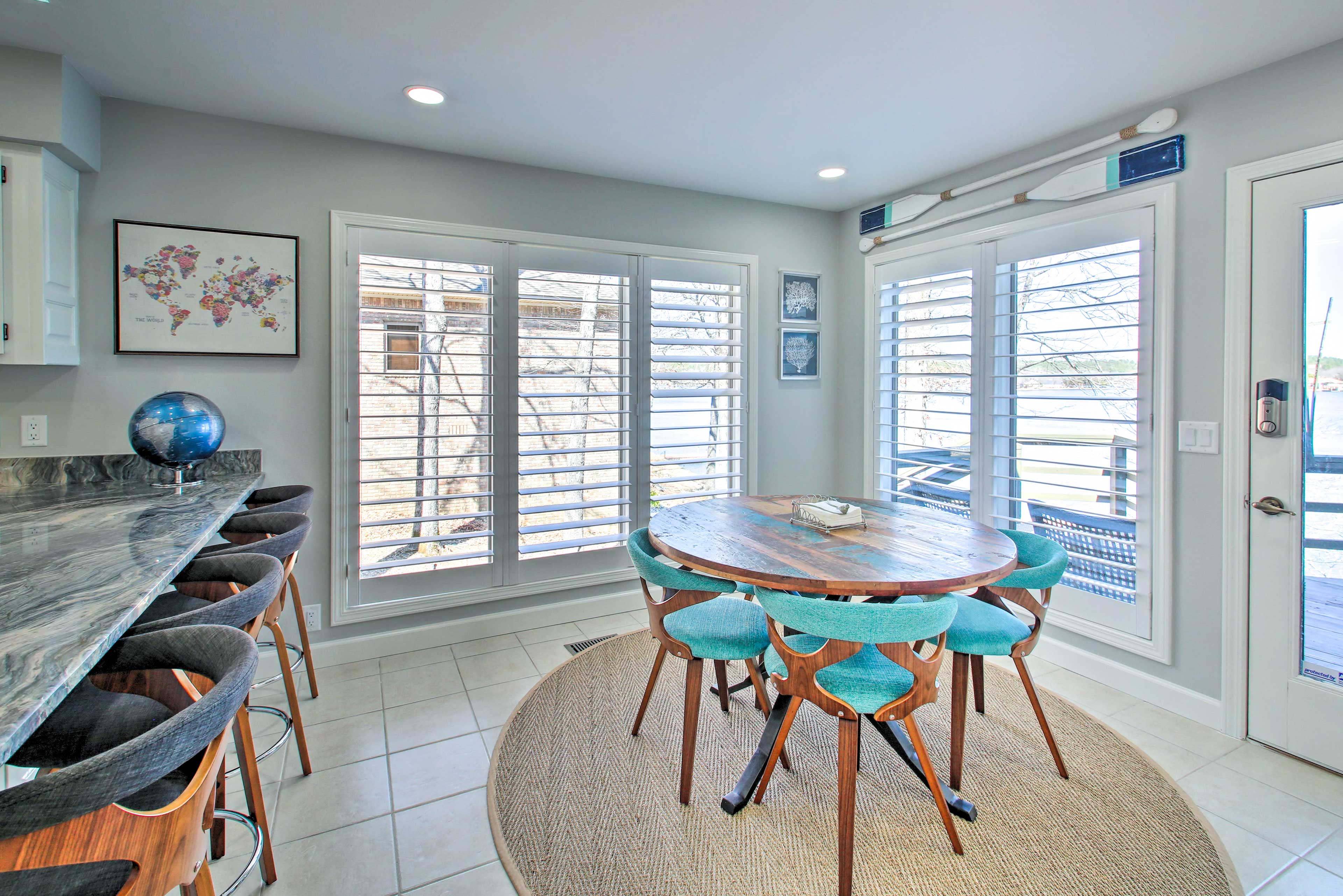 Dining Area | 4-Person Breakfast Bar | 4-Person Breakfast Table