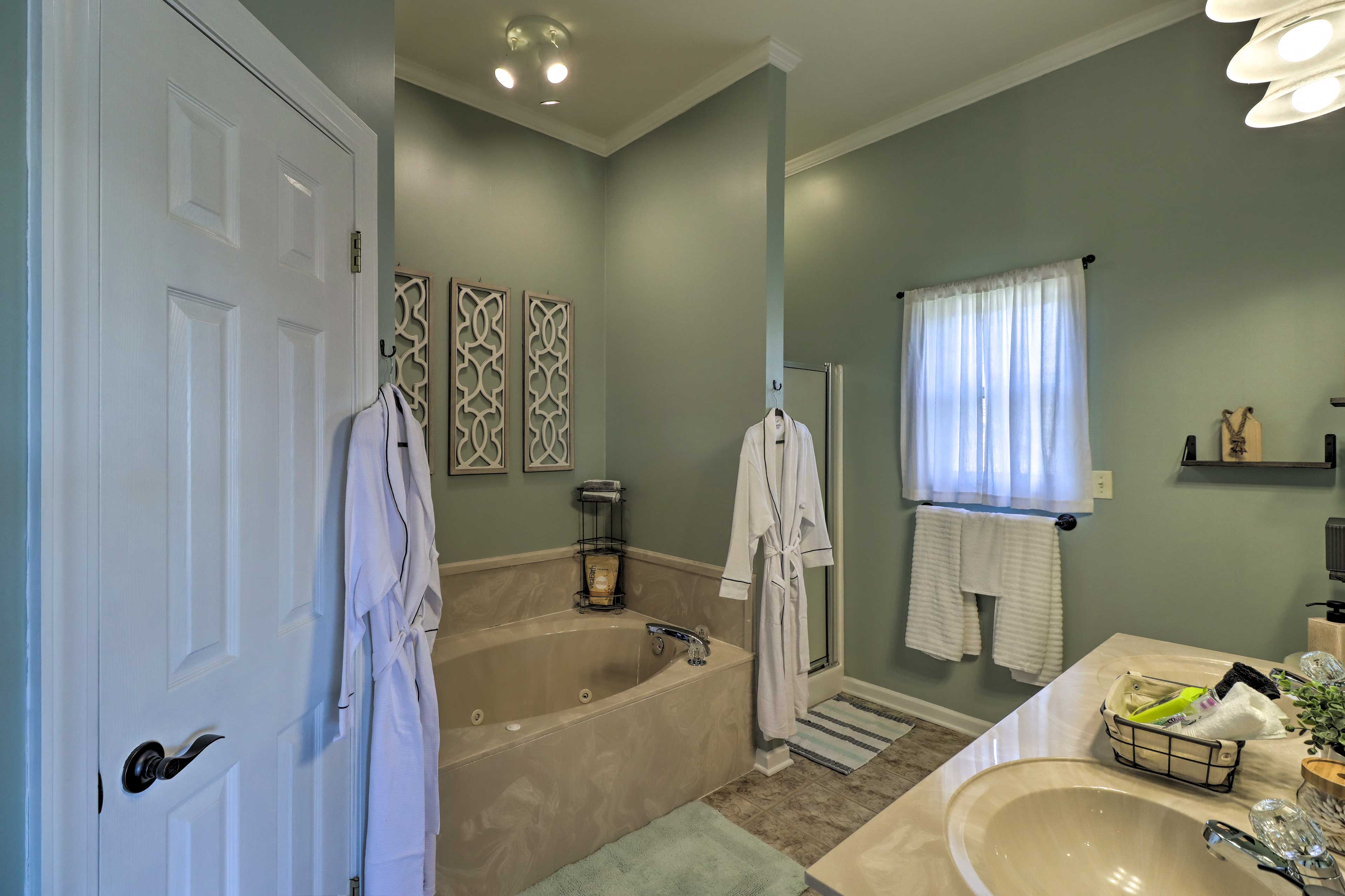 En-Suite Bathroom | Linens & Towels Provided