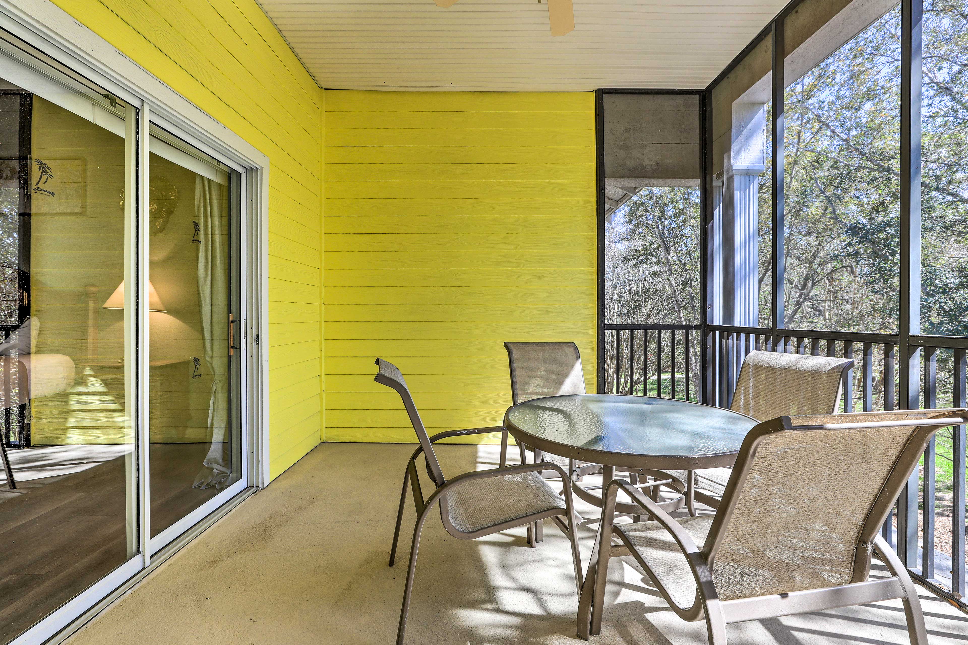 Private Screened Patio | Outdoor Dining Area