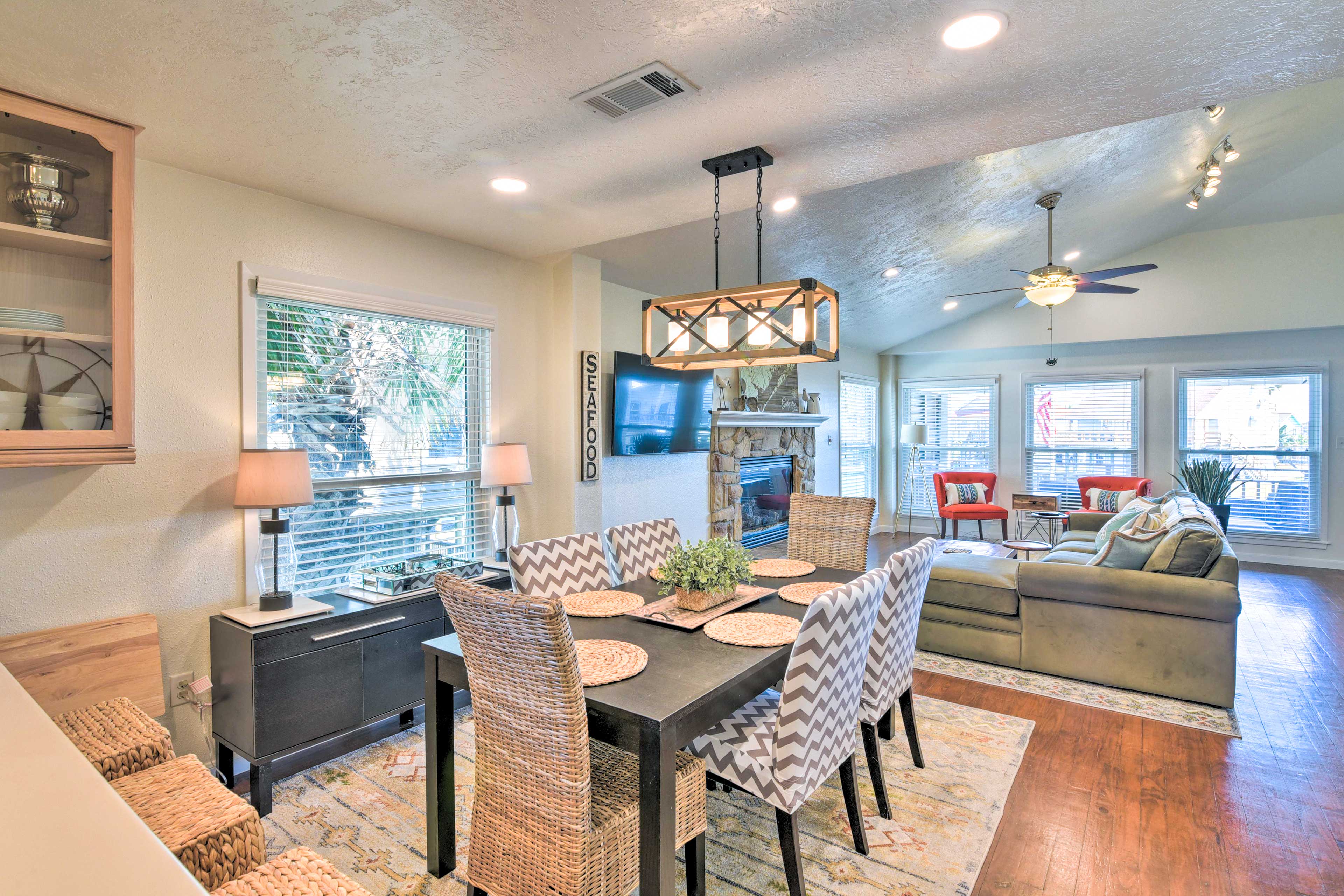 Dining Room | Breakfast Bar