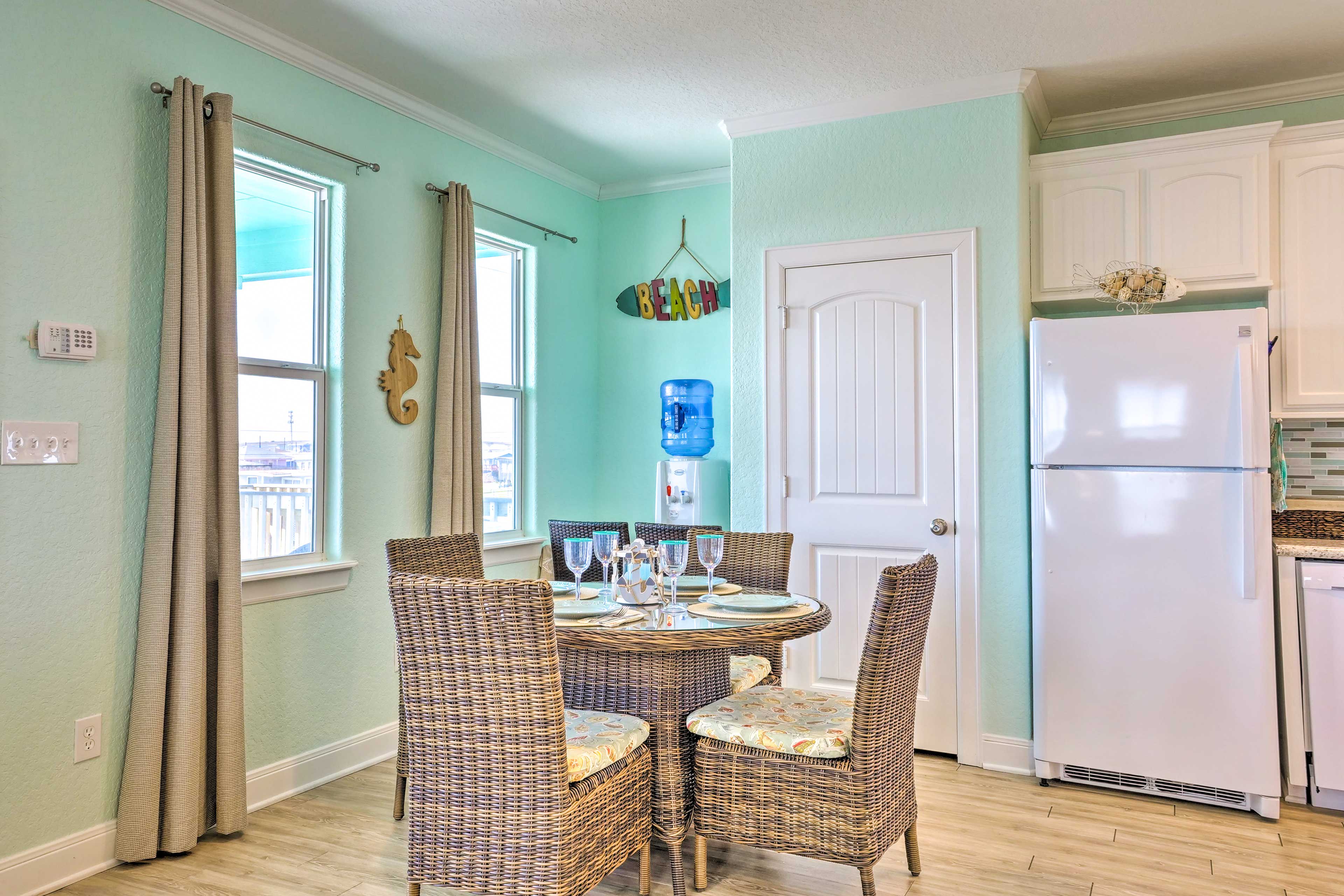 Dining Area | Dishware & Flatware Provided