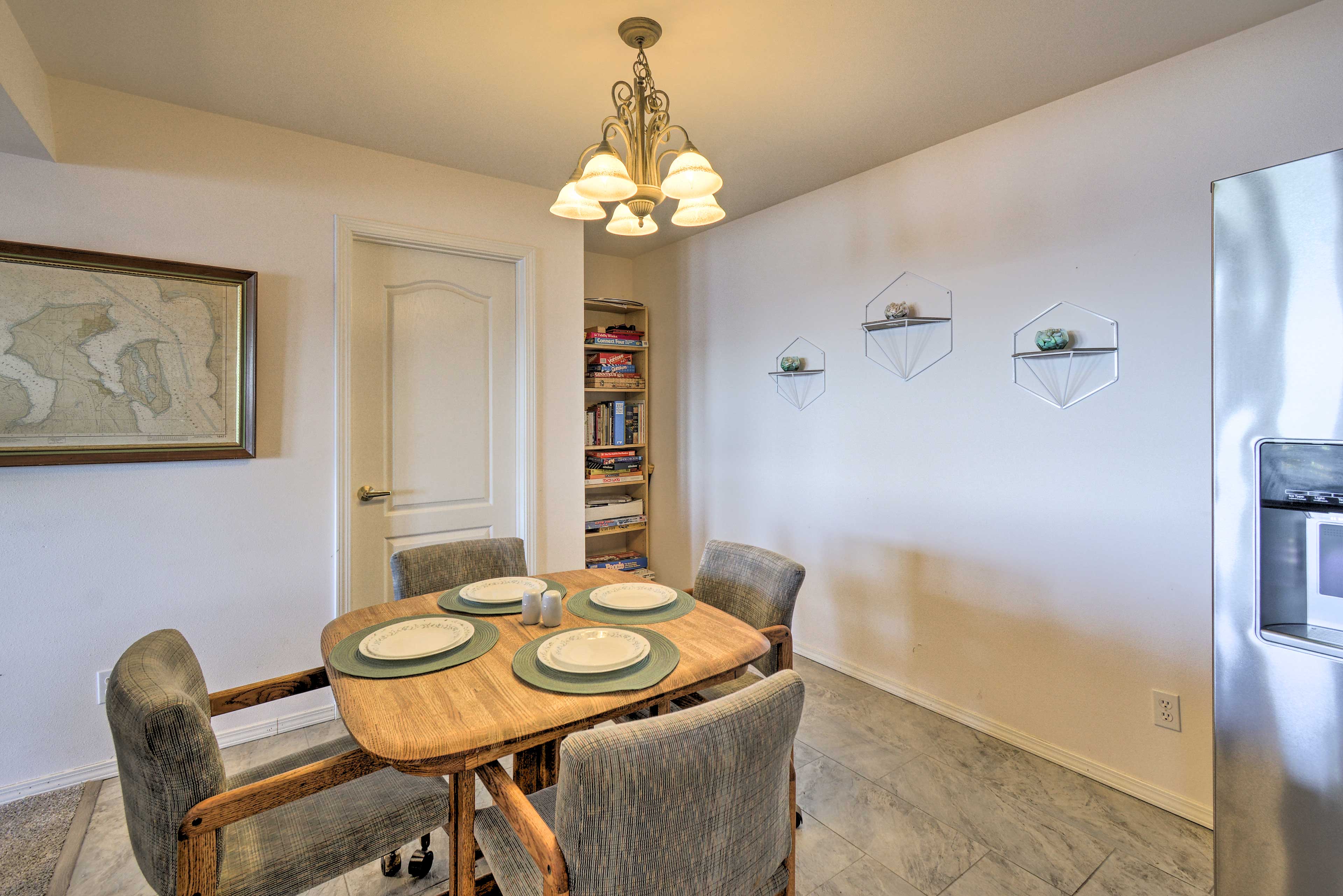 Dining Room | Dishware/Flatware Provided