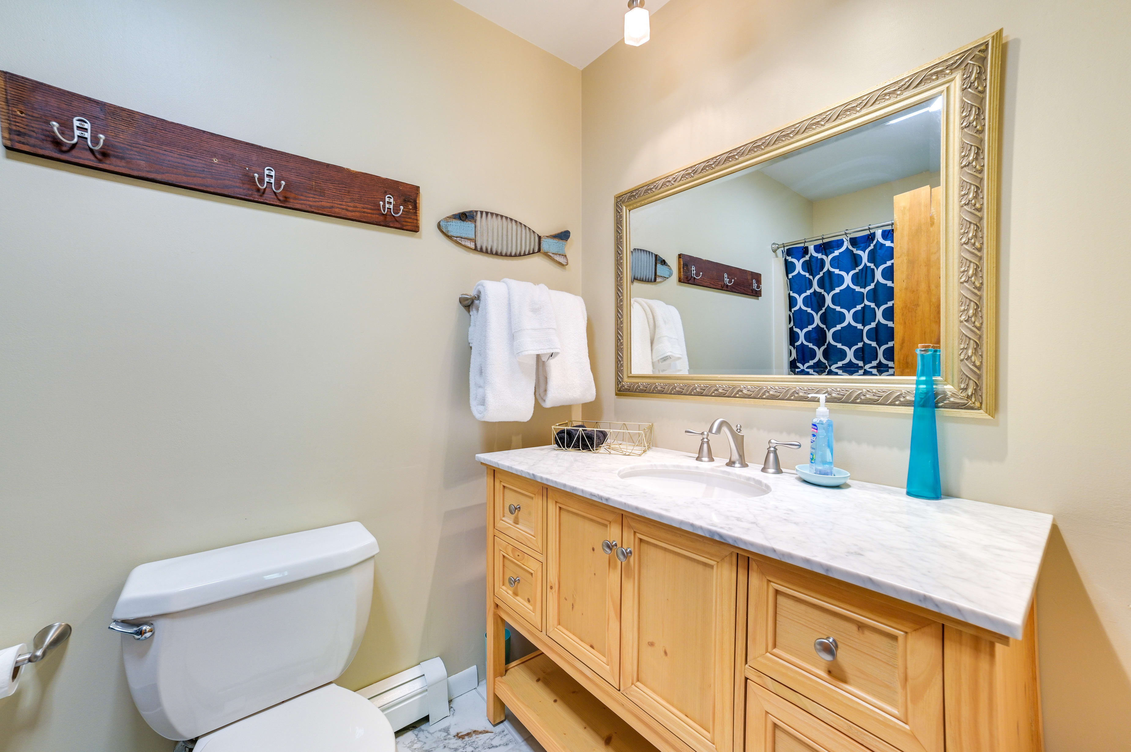 Full Bathroom | Towels Provided | Complimentary Toiletries