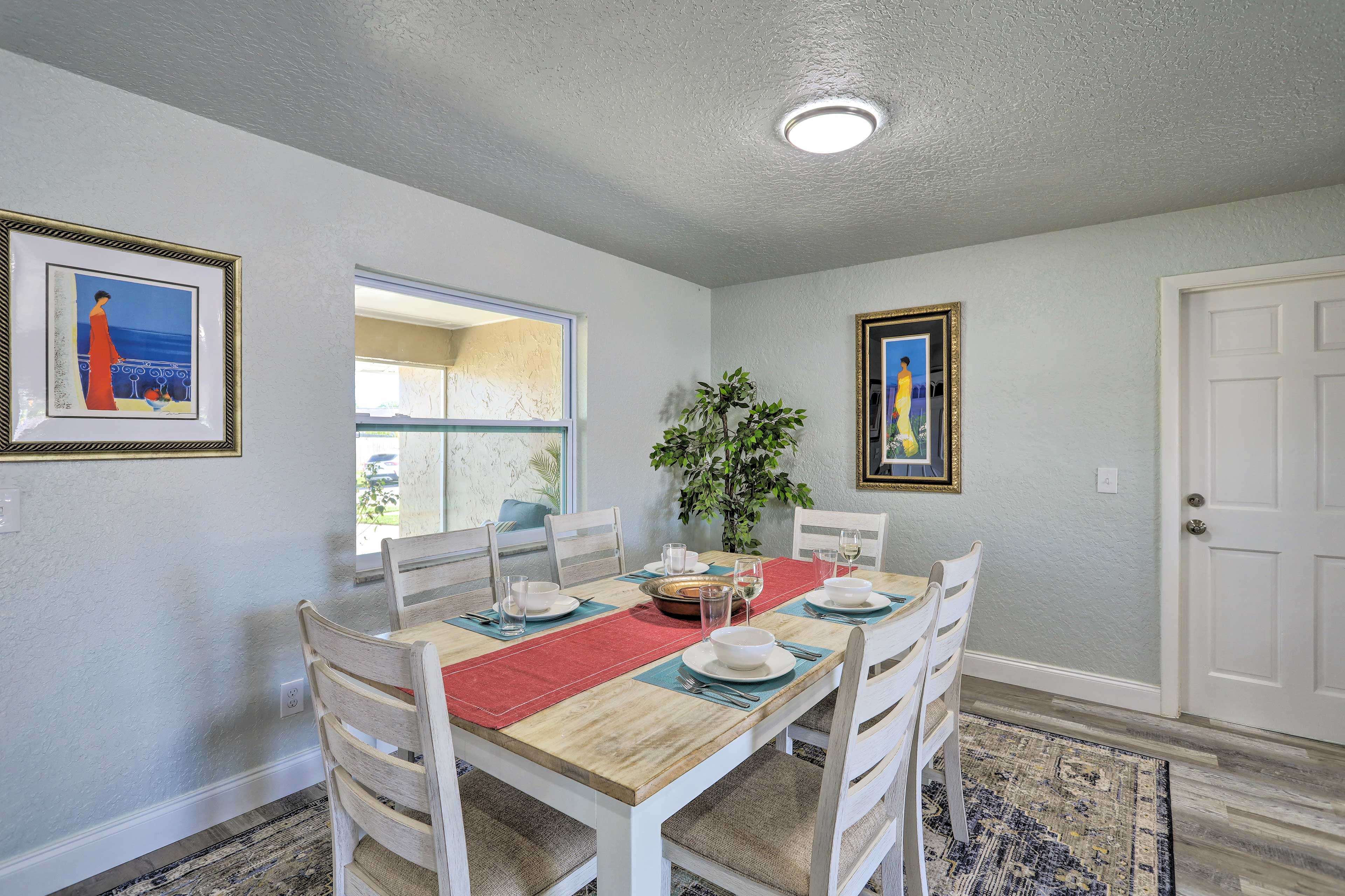 Dining Area | Dishware Provided