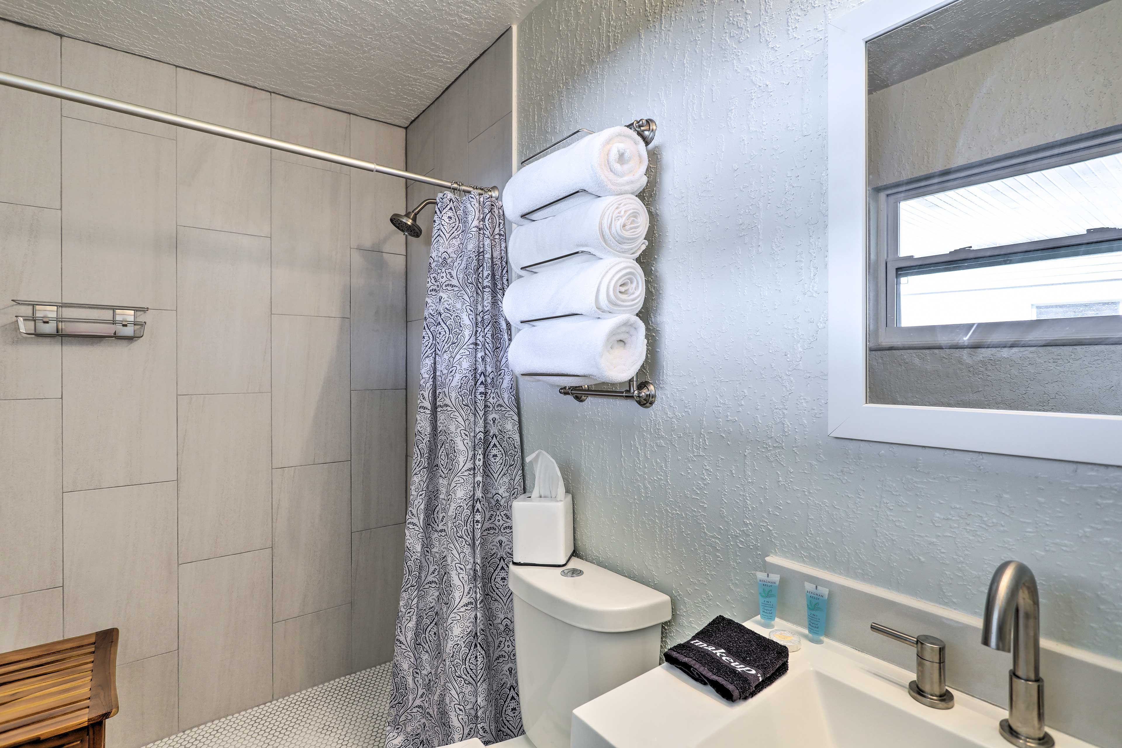 Full Bathroom | Towels Provided | Complimentary Toiletries