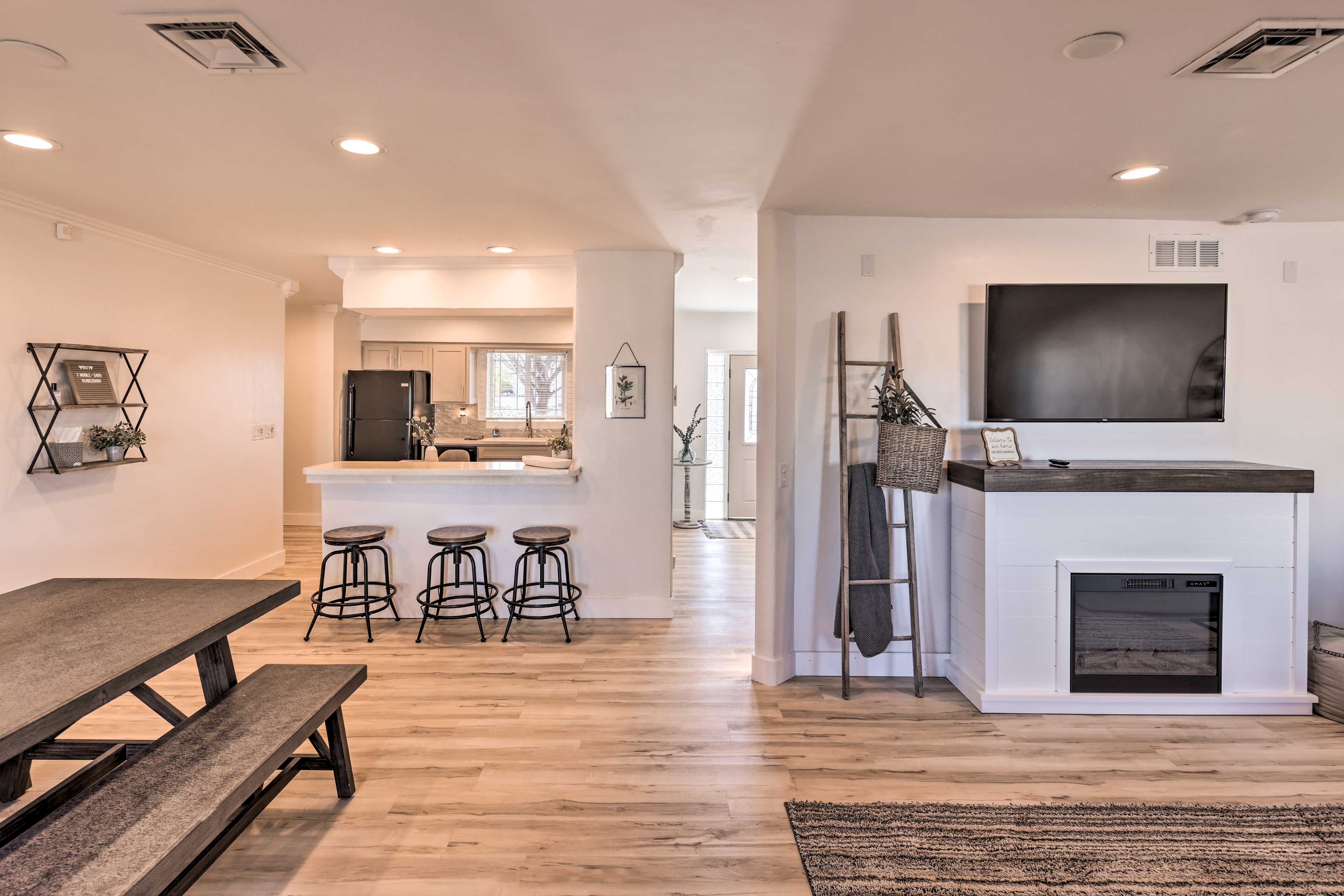 Dining Room | Dishware/Flatware Provided